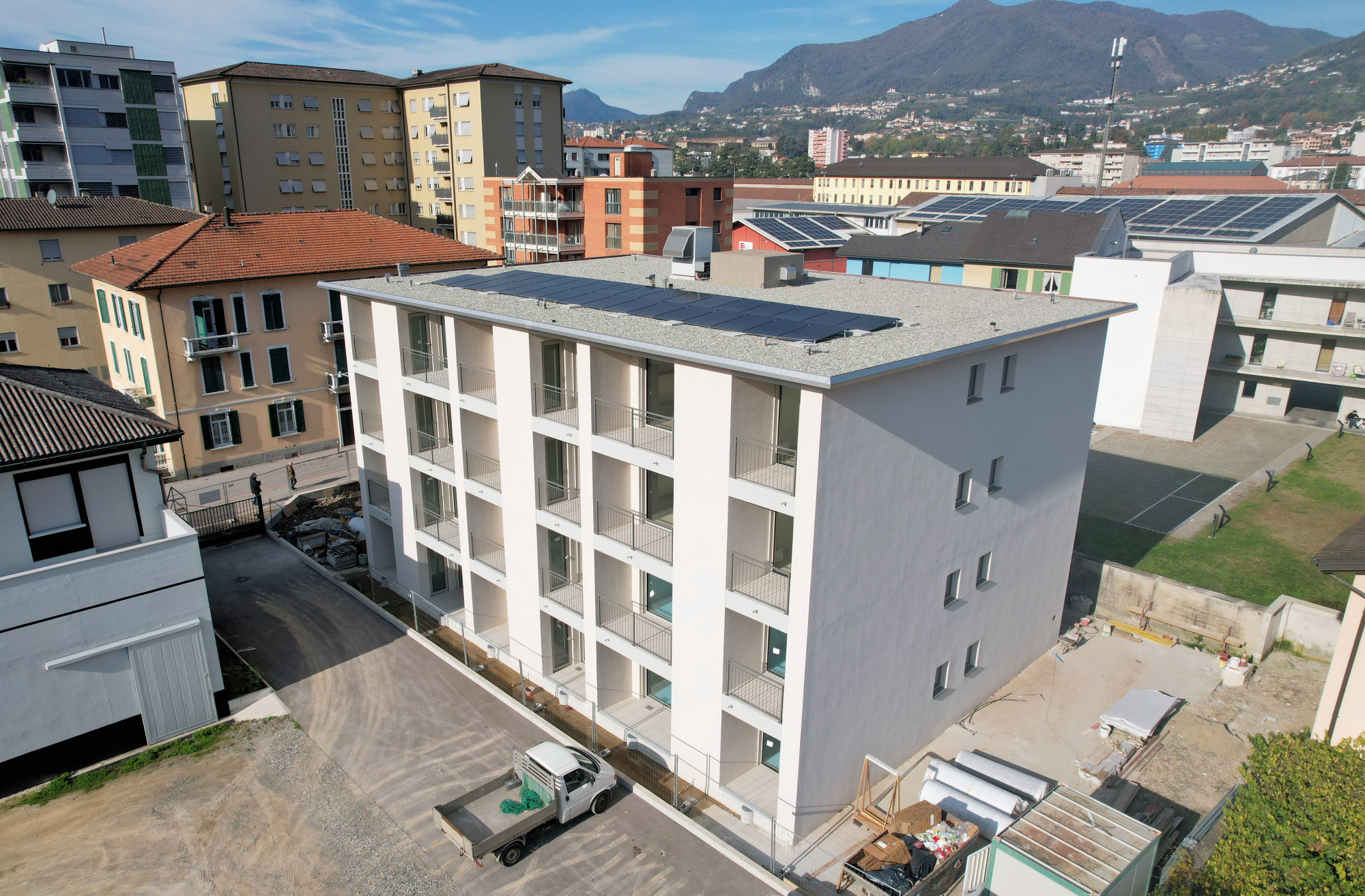 Mehrfamilienhaus mit Dachterrassen und Solarflächen