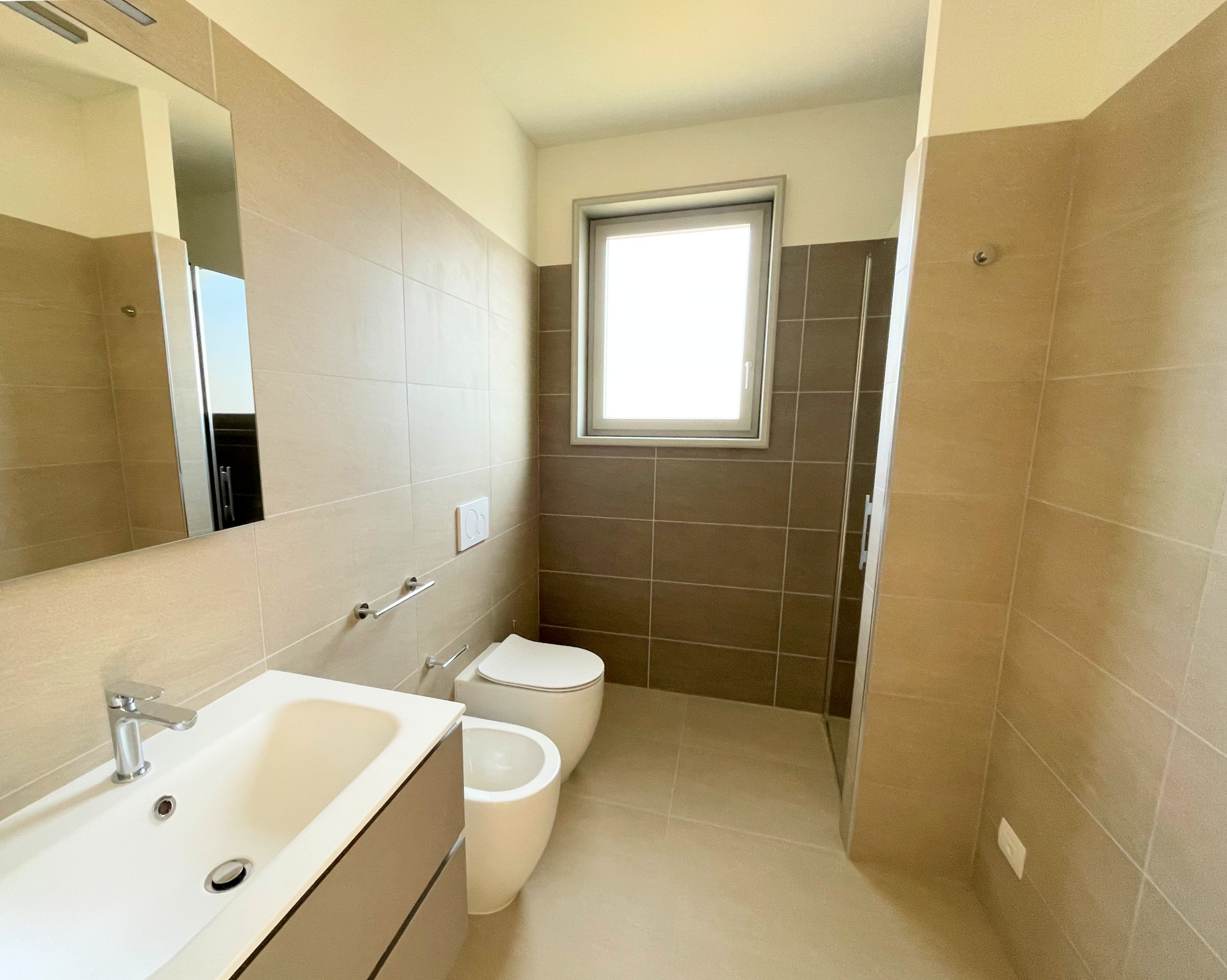 Modernes Badezimmer mit Dusche, WC und Waschtisch