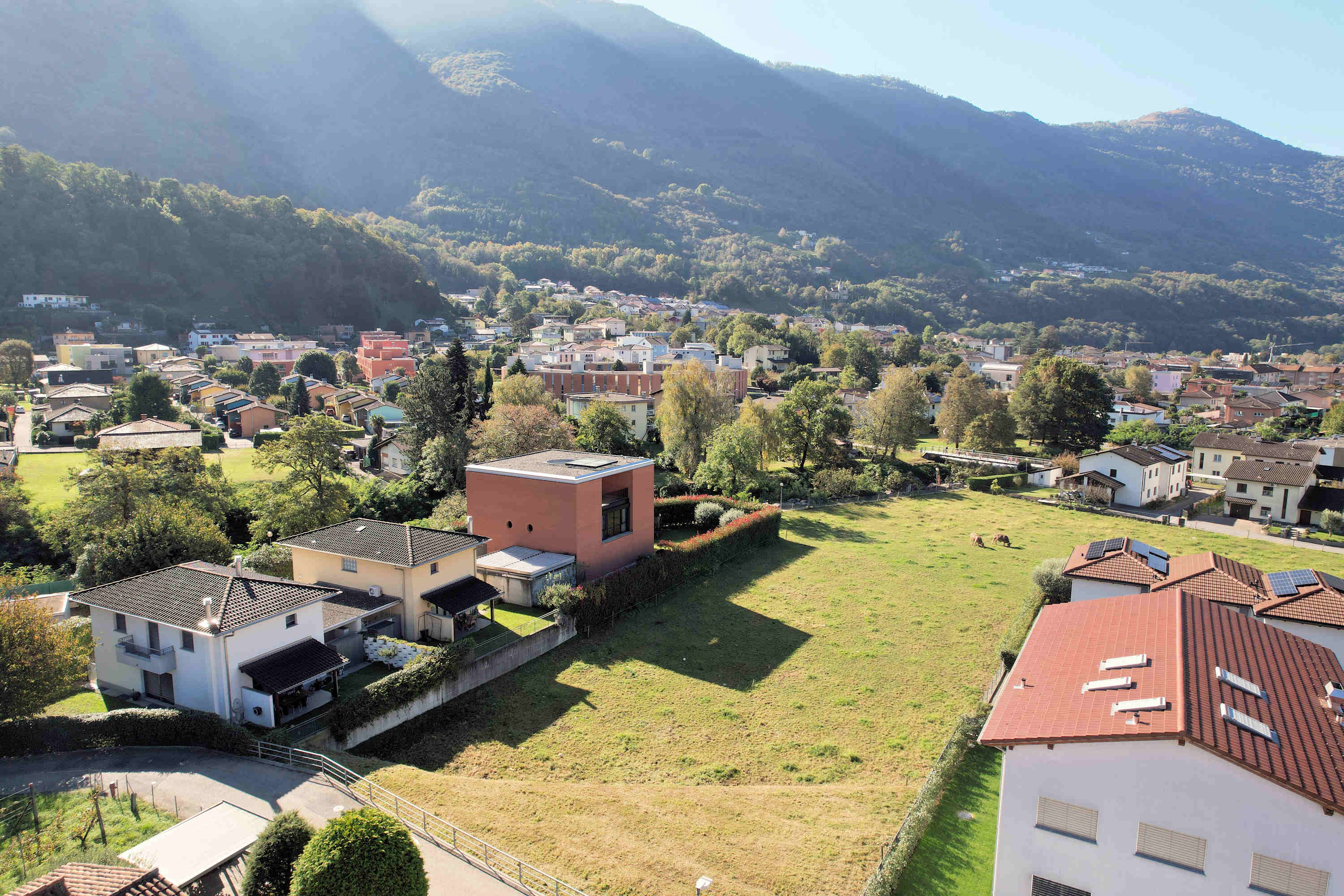 Blick über ein Wohngebiet mit Bergpanorama