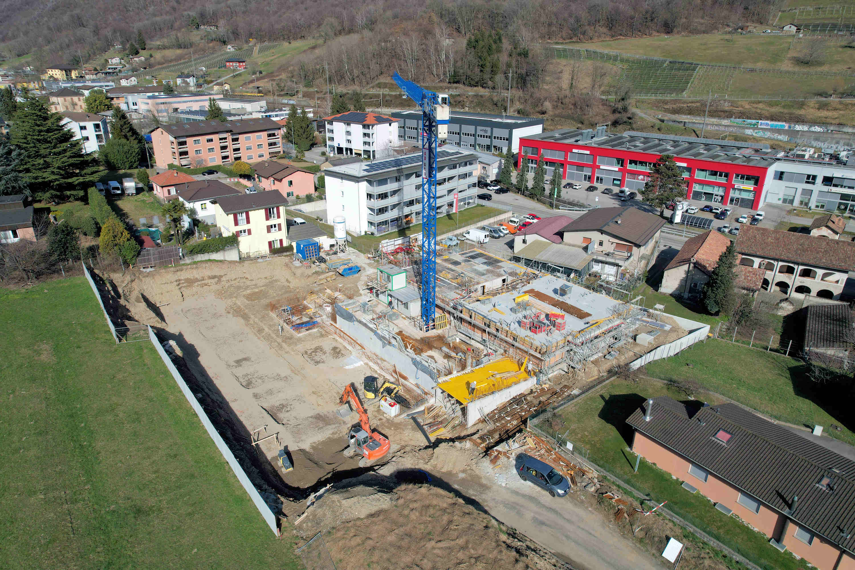 Luftaufnahme einer Baustelle im Wohn- und Gewerbegebiet