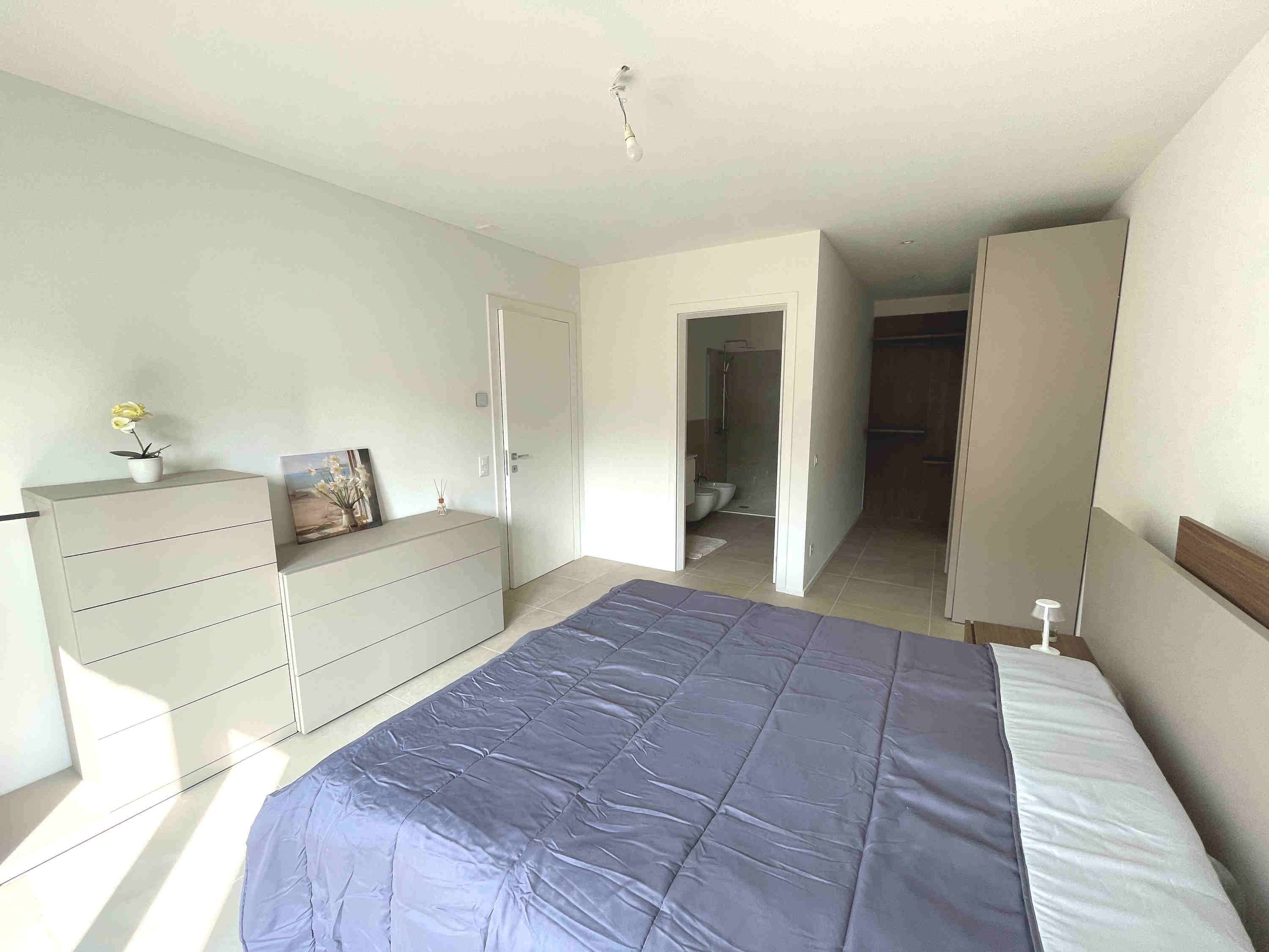 Helles Schlafzimmer mit angrenzendem Bad