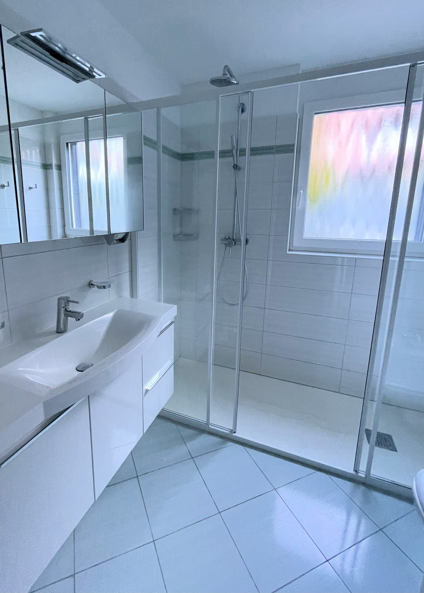Modernes Badezimmer mit Duschkabine und Waschtisch
