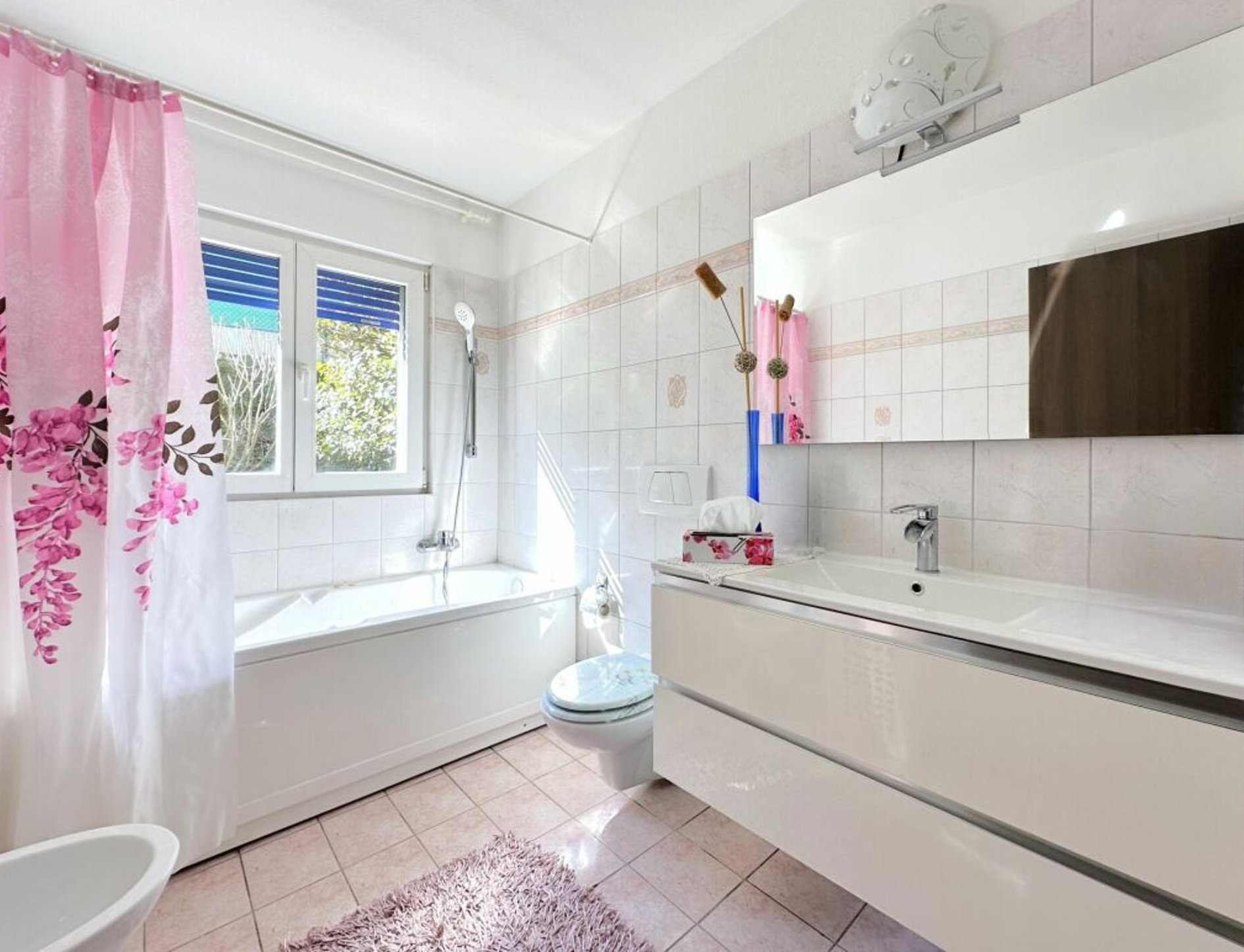 Helles Badezimmer mit Badewanne und Waschtisch