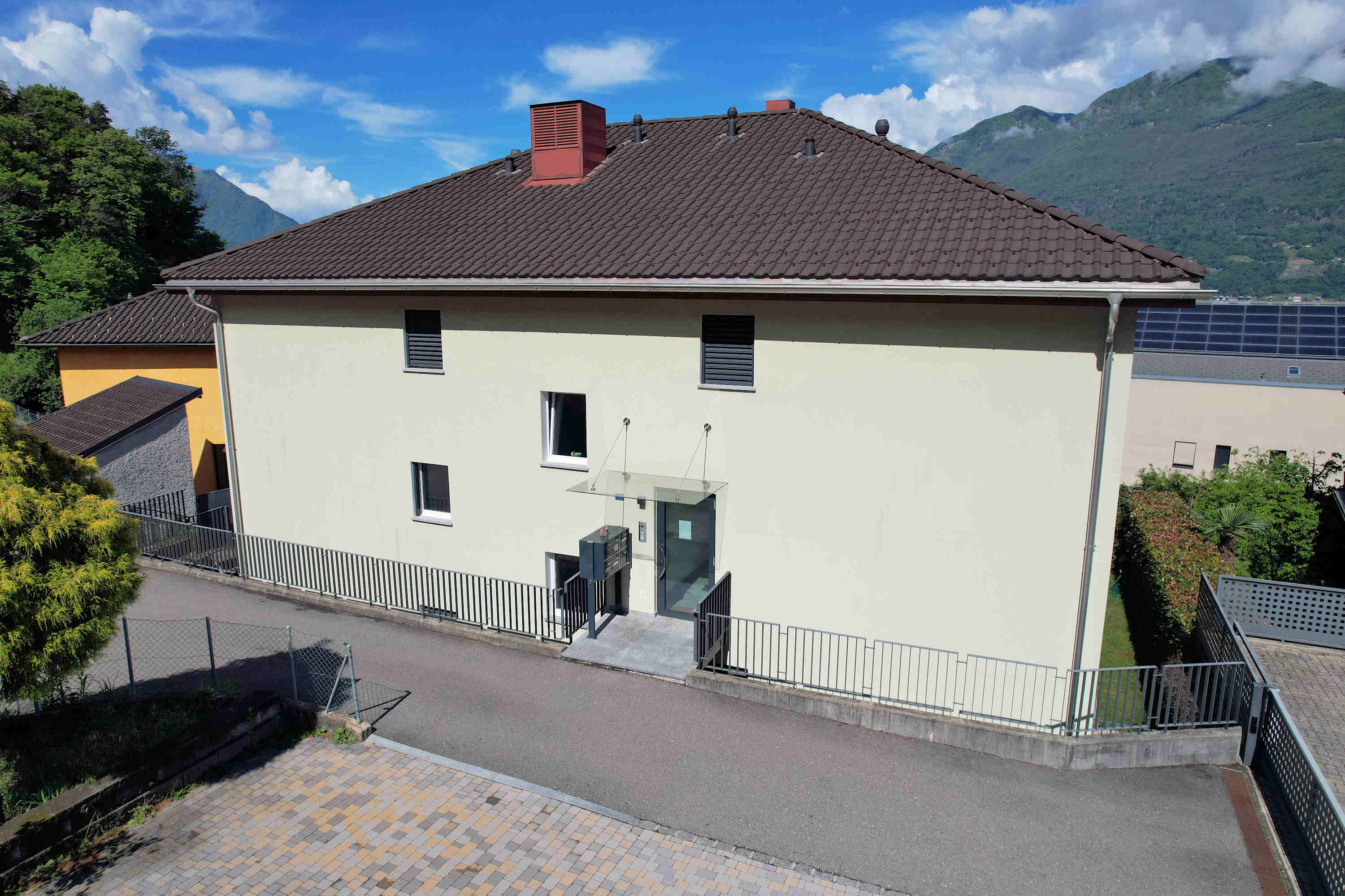 Außenansicht eines Einfamilienhauses mit Bergblick