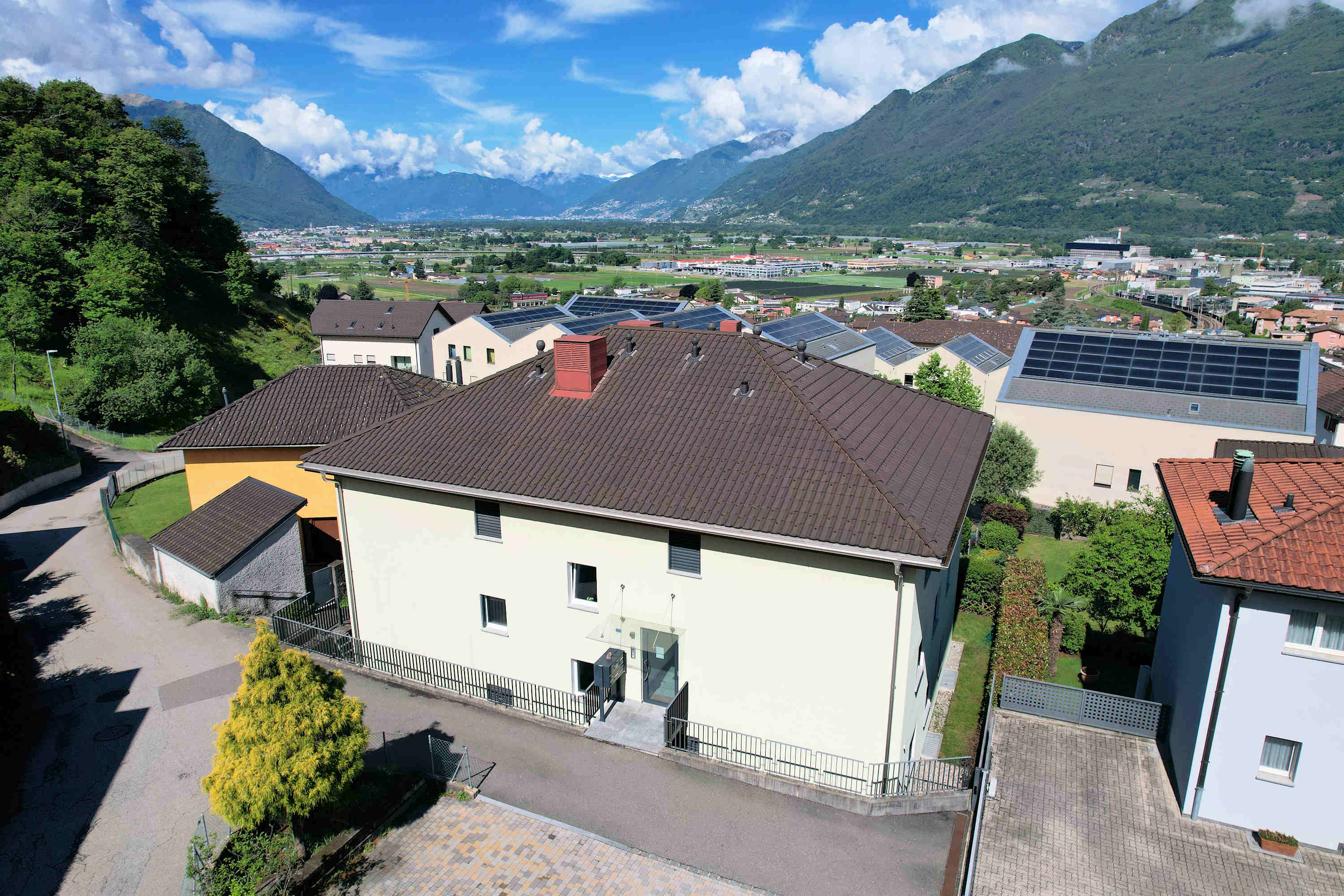 Luftaufnahme eines Wohnhauses mit Bergpanorama
