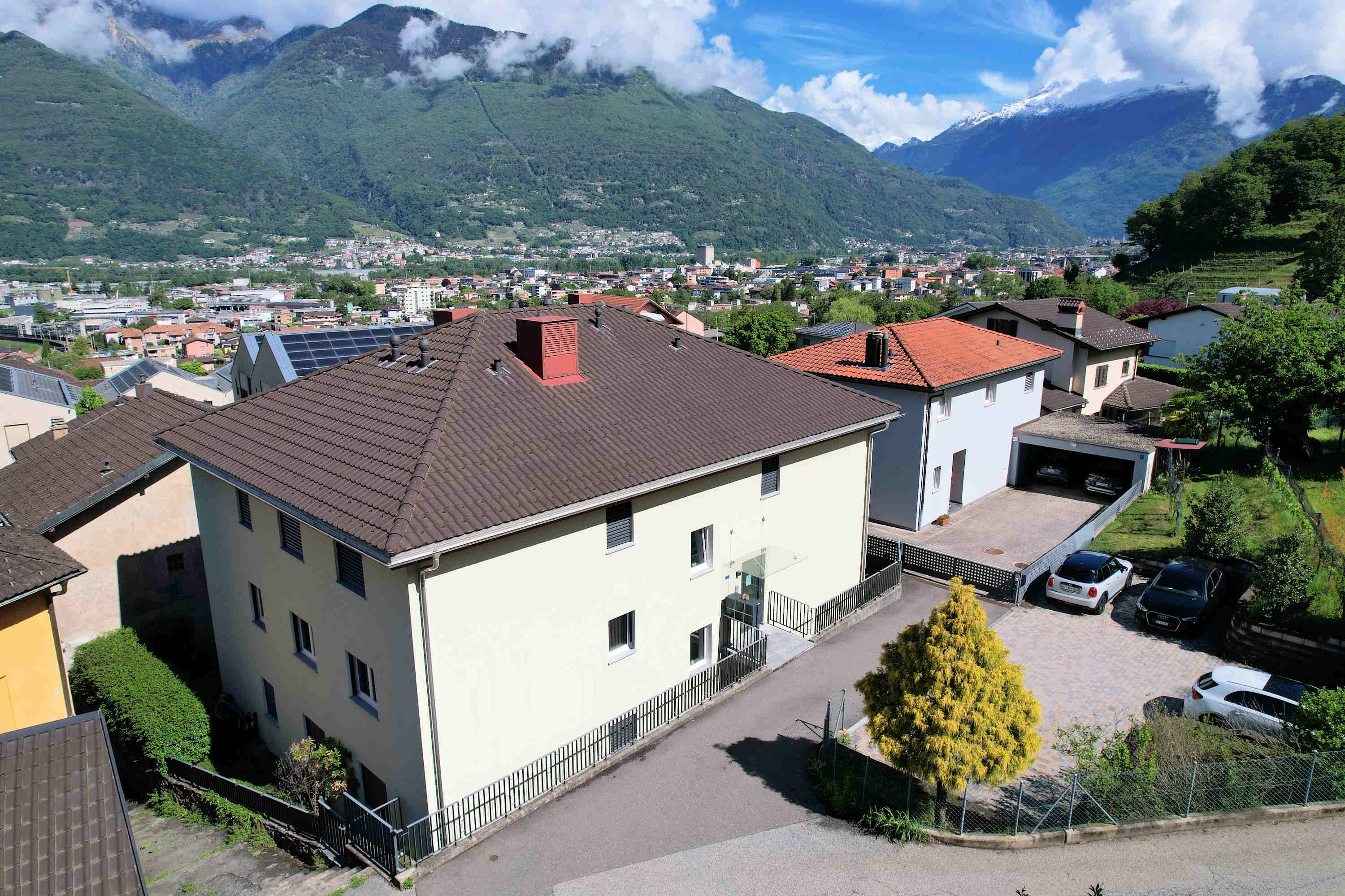 Luftaufnahme von Wohnhäusern mit Bergpanorama