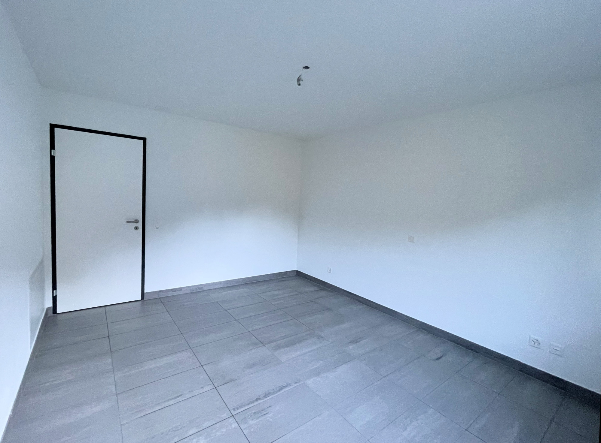 Leeres modernes Zimmer mit Fliesenboden