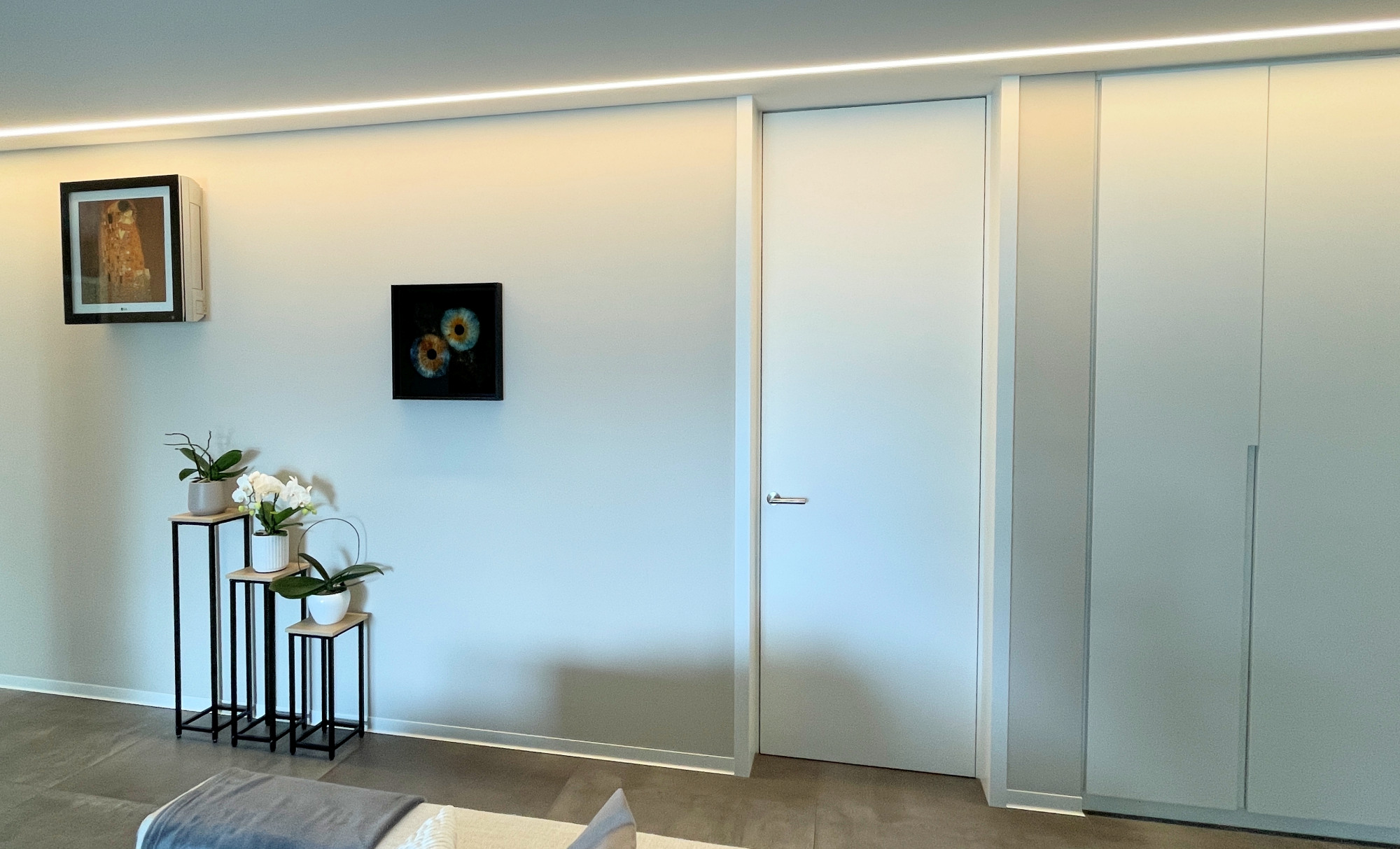 Modernes Schlafzimmer mit Einbauschrank und Akzentbeleuchtung