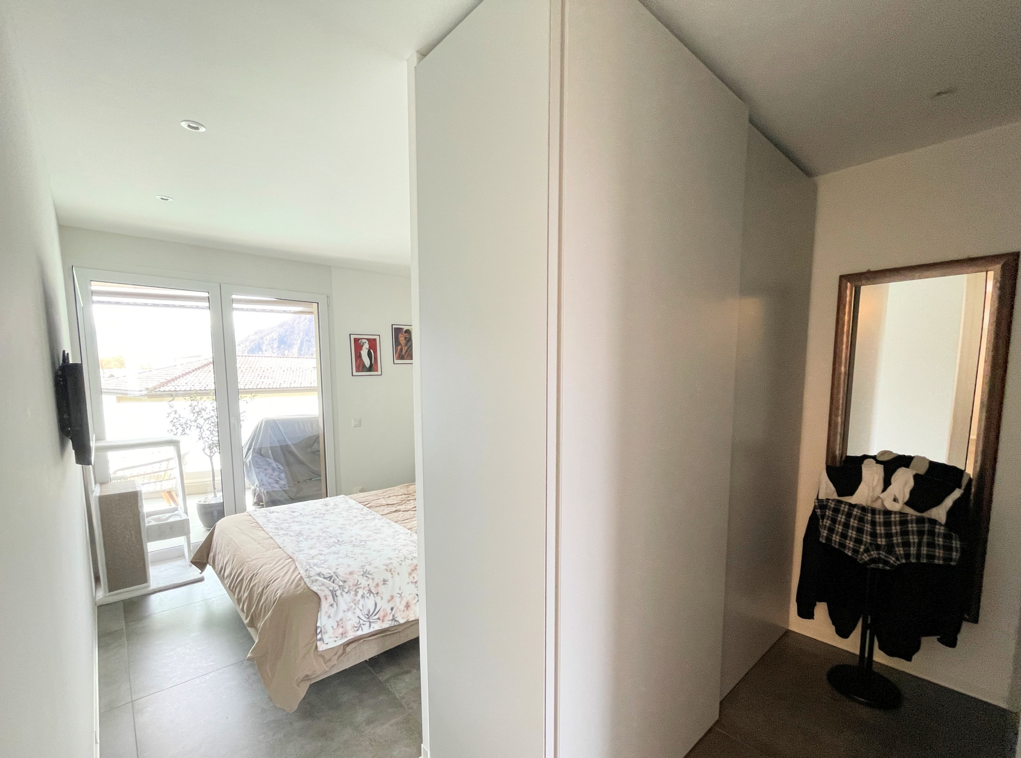 Helles Schlafzimmer mit Balkonblick