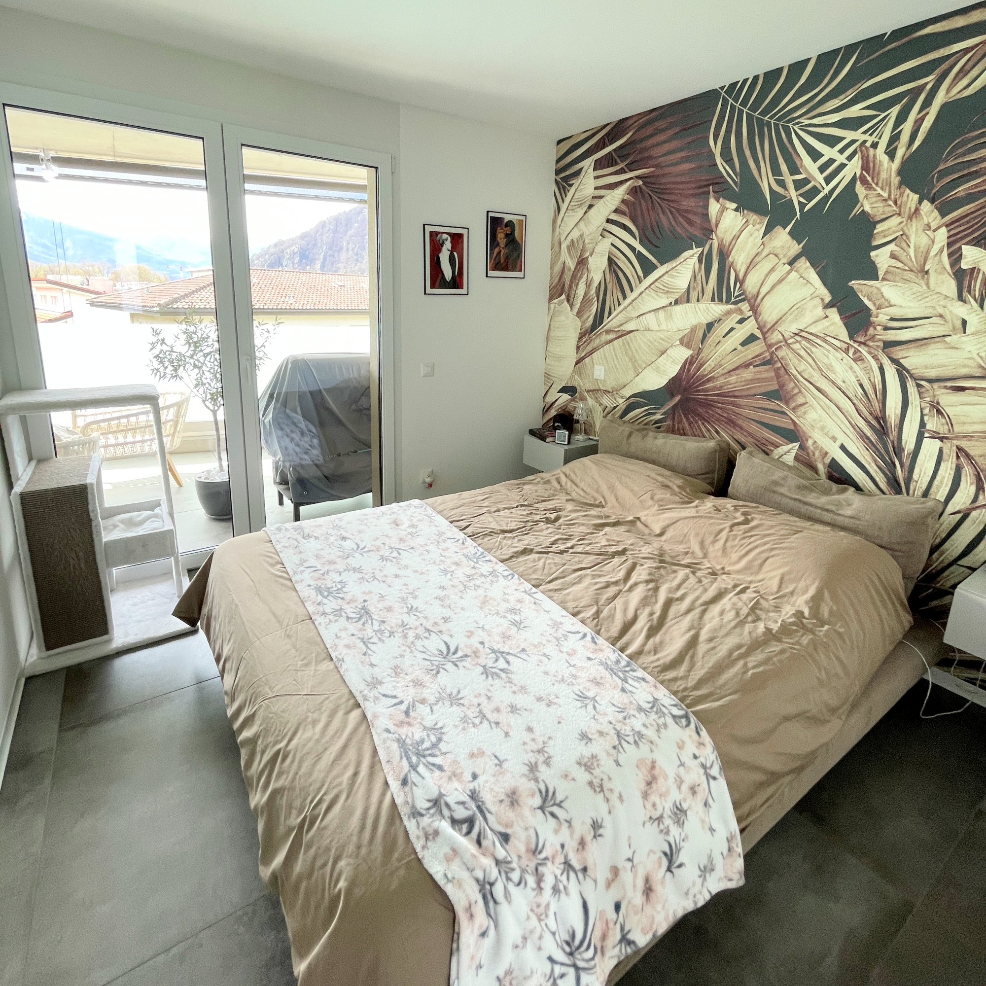 Helles Schlafzimmer mit Balkon und Bergblick