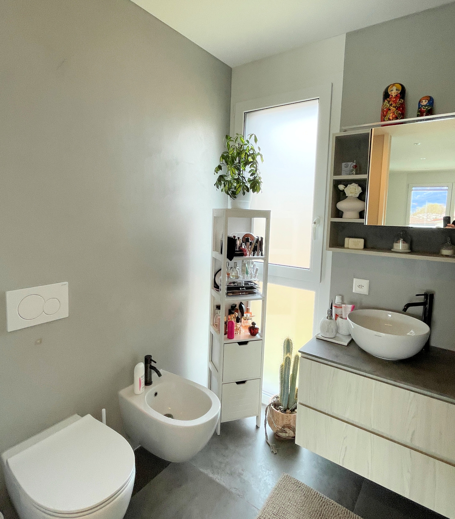 Modernes Gäste-WC mit Waschtisch und Bidet