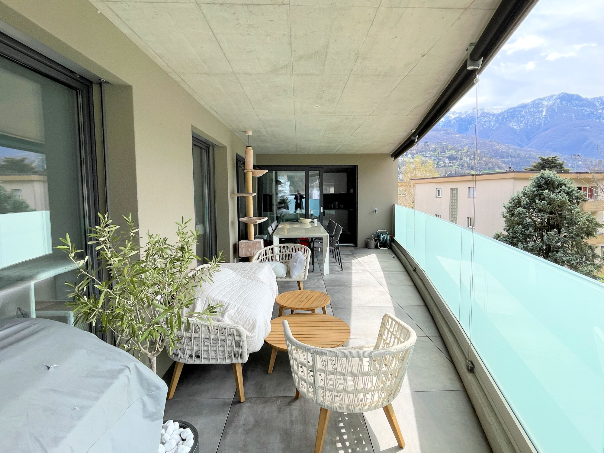 Überdachter Balkon mit Bergblick