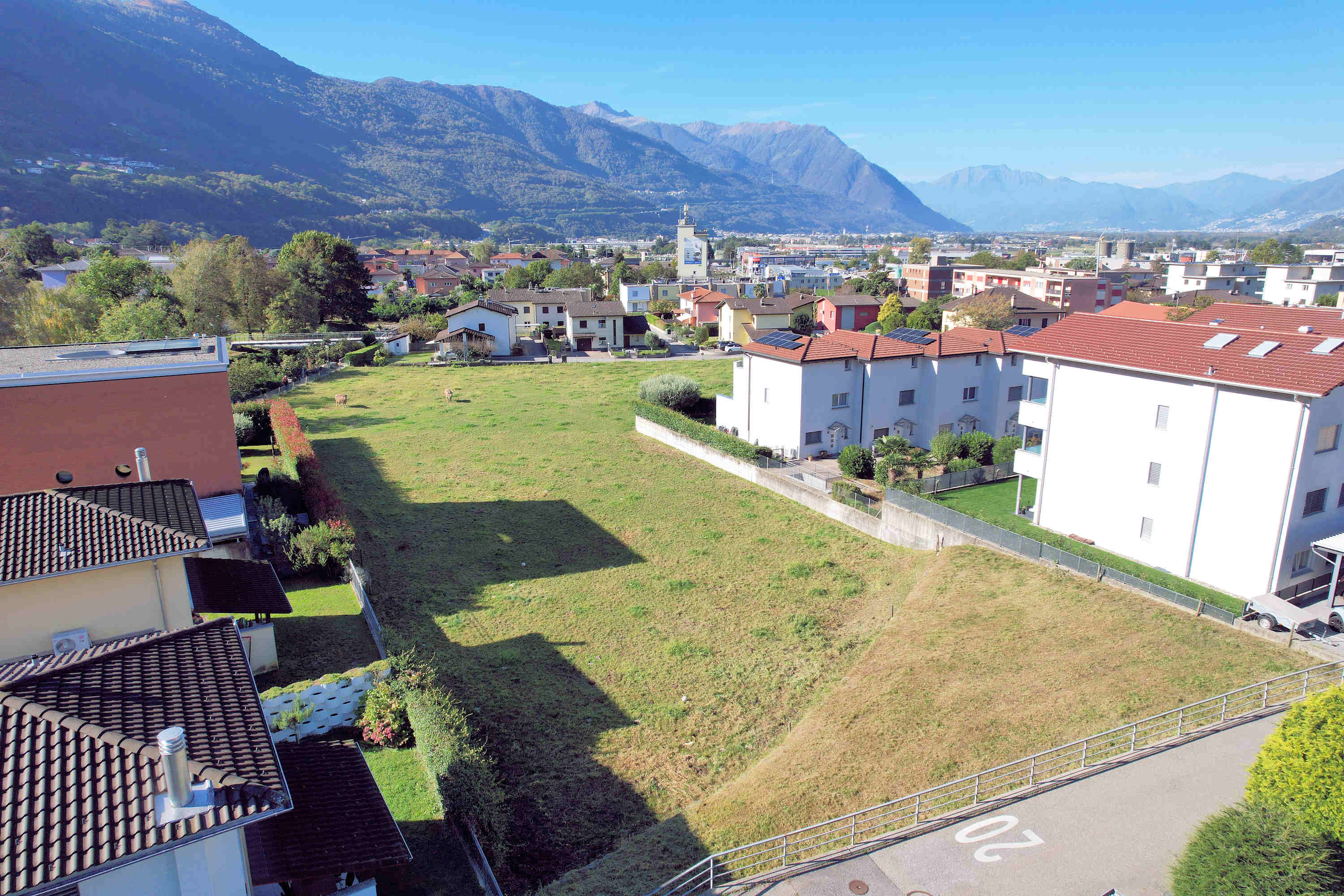Weitwinkelansicht eines Wohnquartiers mit Bergkulisse