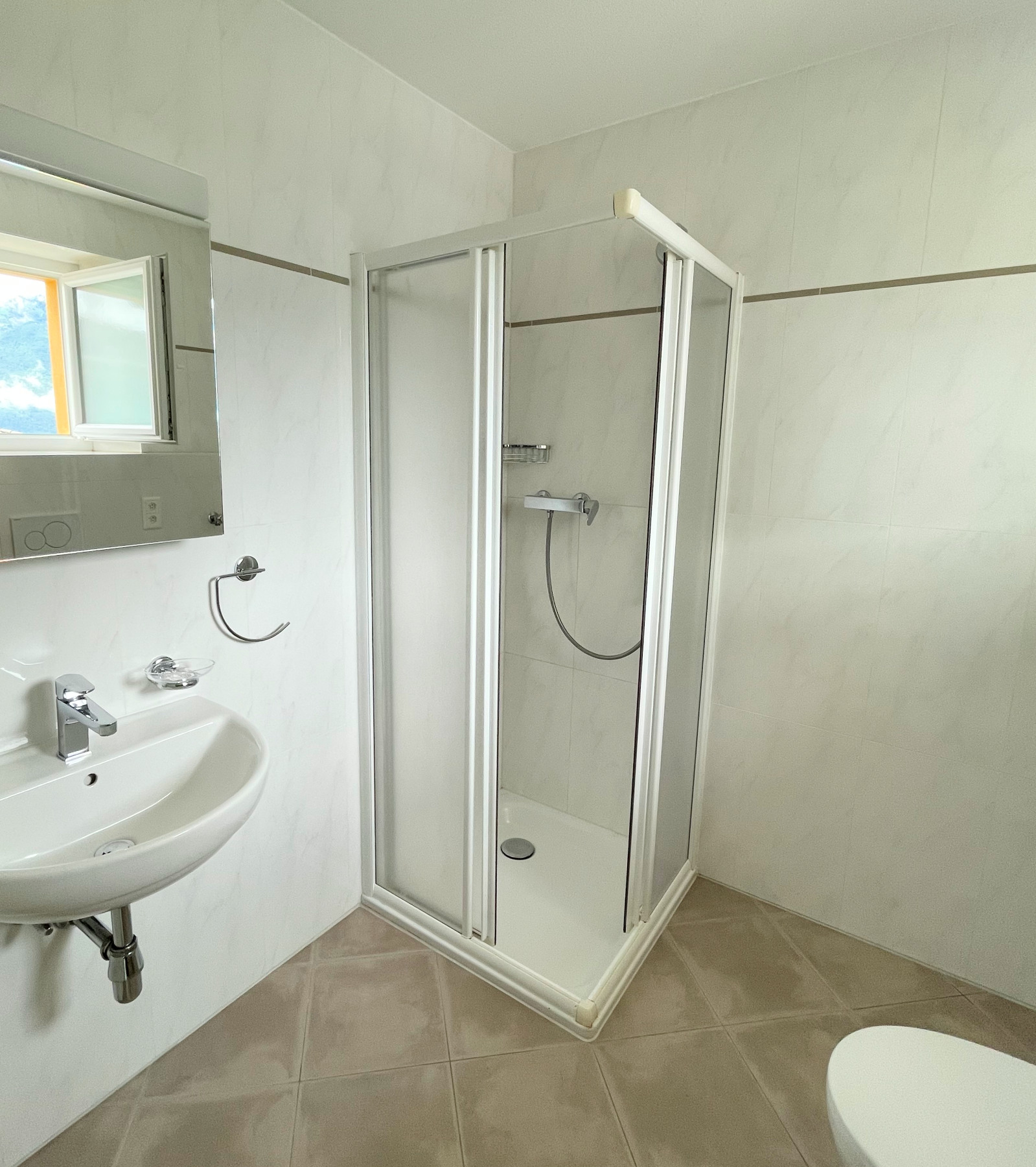 Helles Badezimmer mit Dusche und Waschtisch
