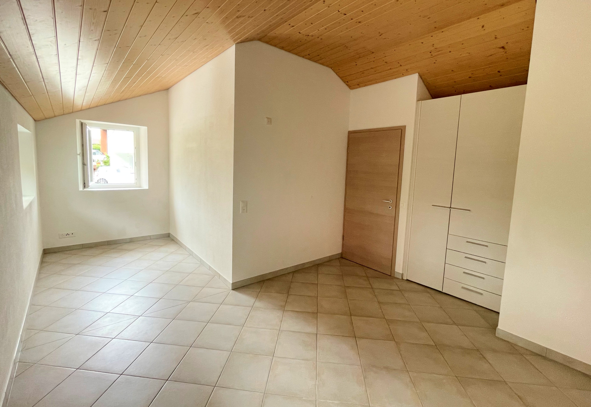 Heller Flur mit Dachschräge und Einbauschrank