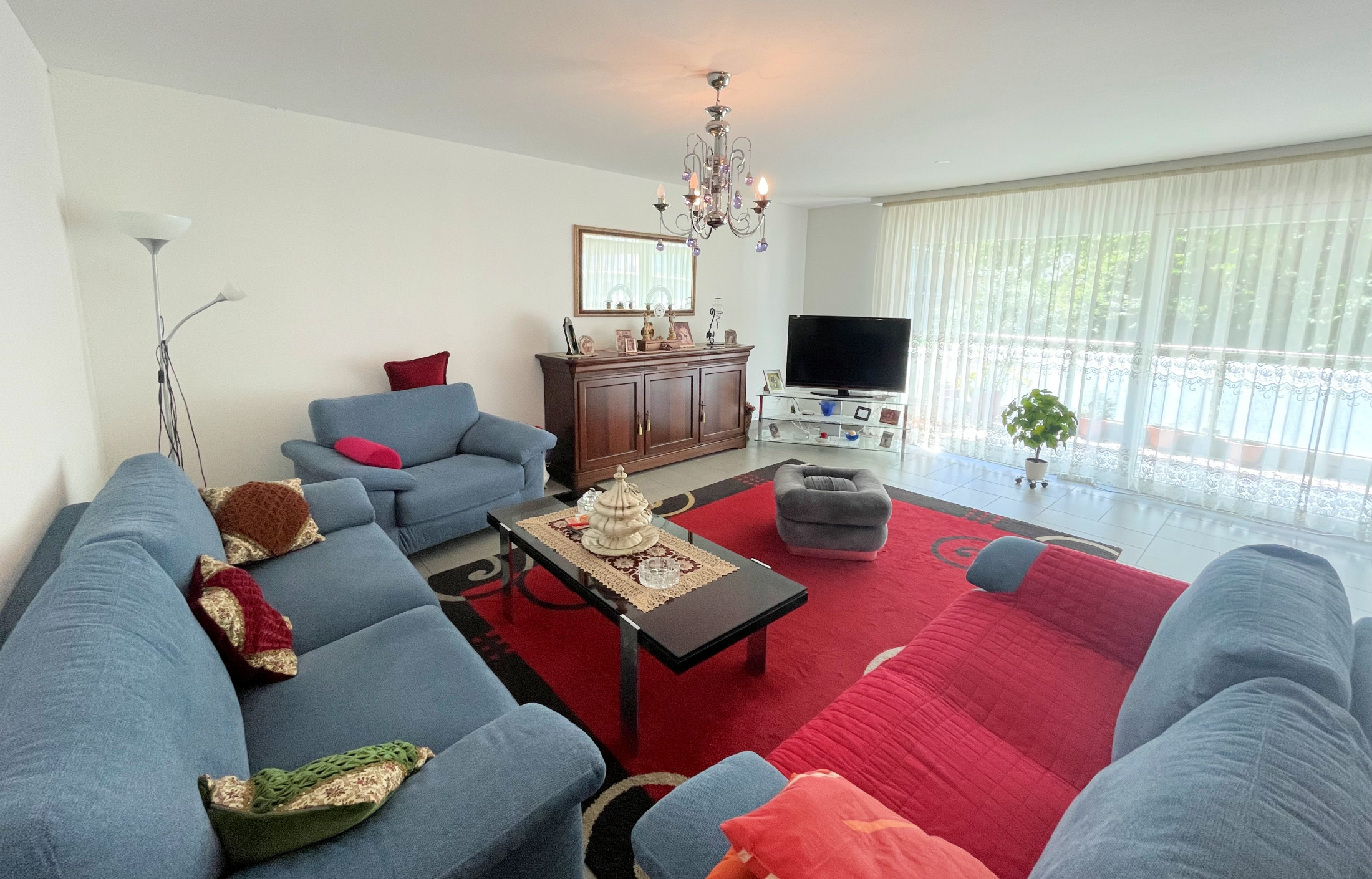 Helles Wohnzimmer mit Sitzgruppe und großem Fenster