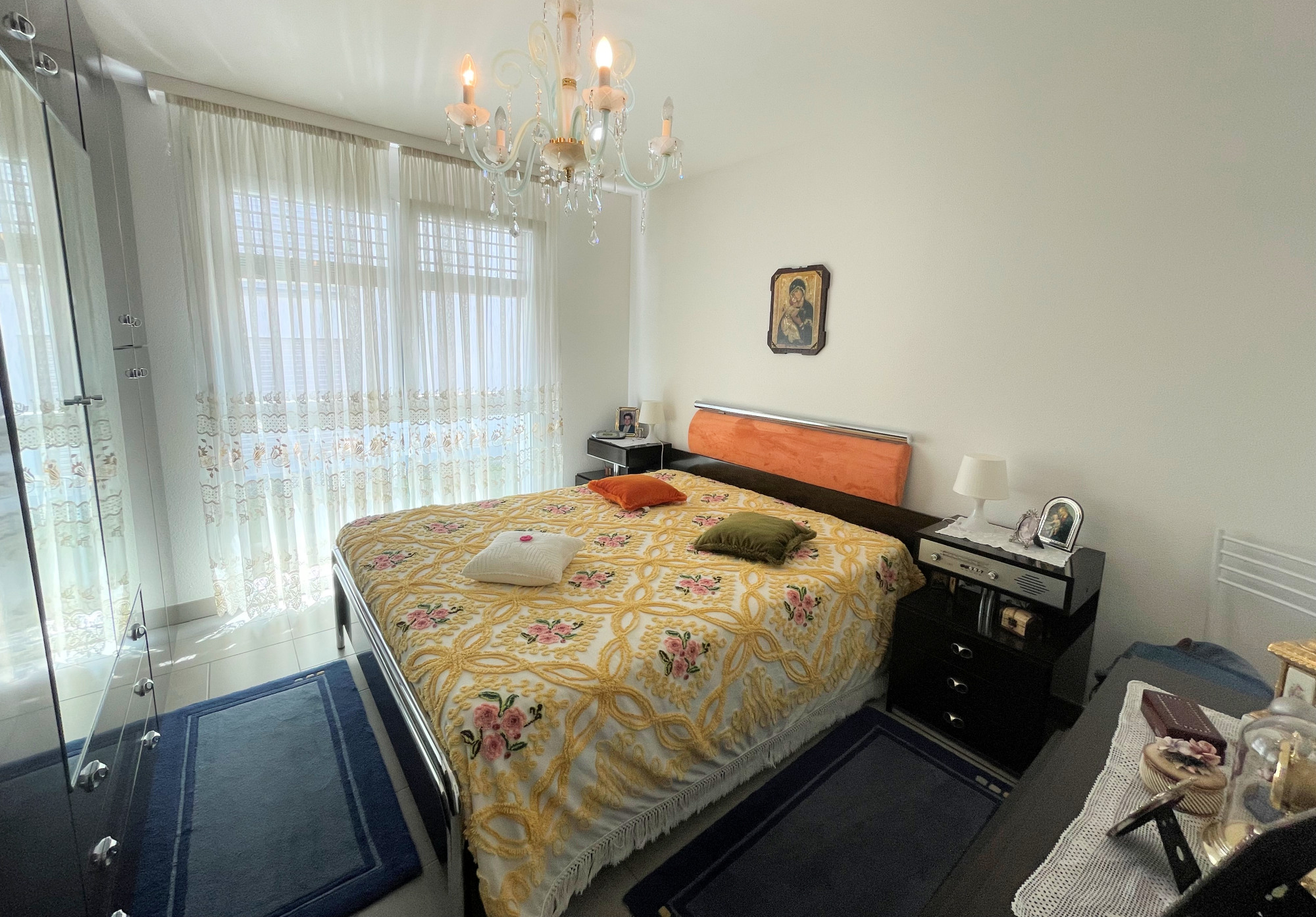 Helles Schlafzimmer mit Doppelbett und klassischer Einrichtung
