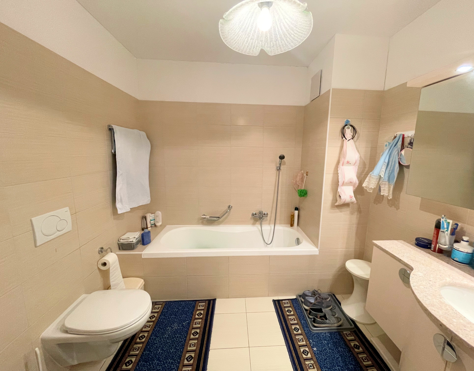 Innenbad mit Badewanne und WC