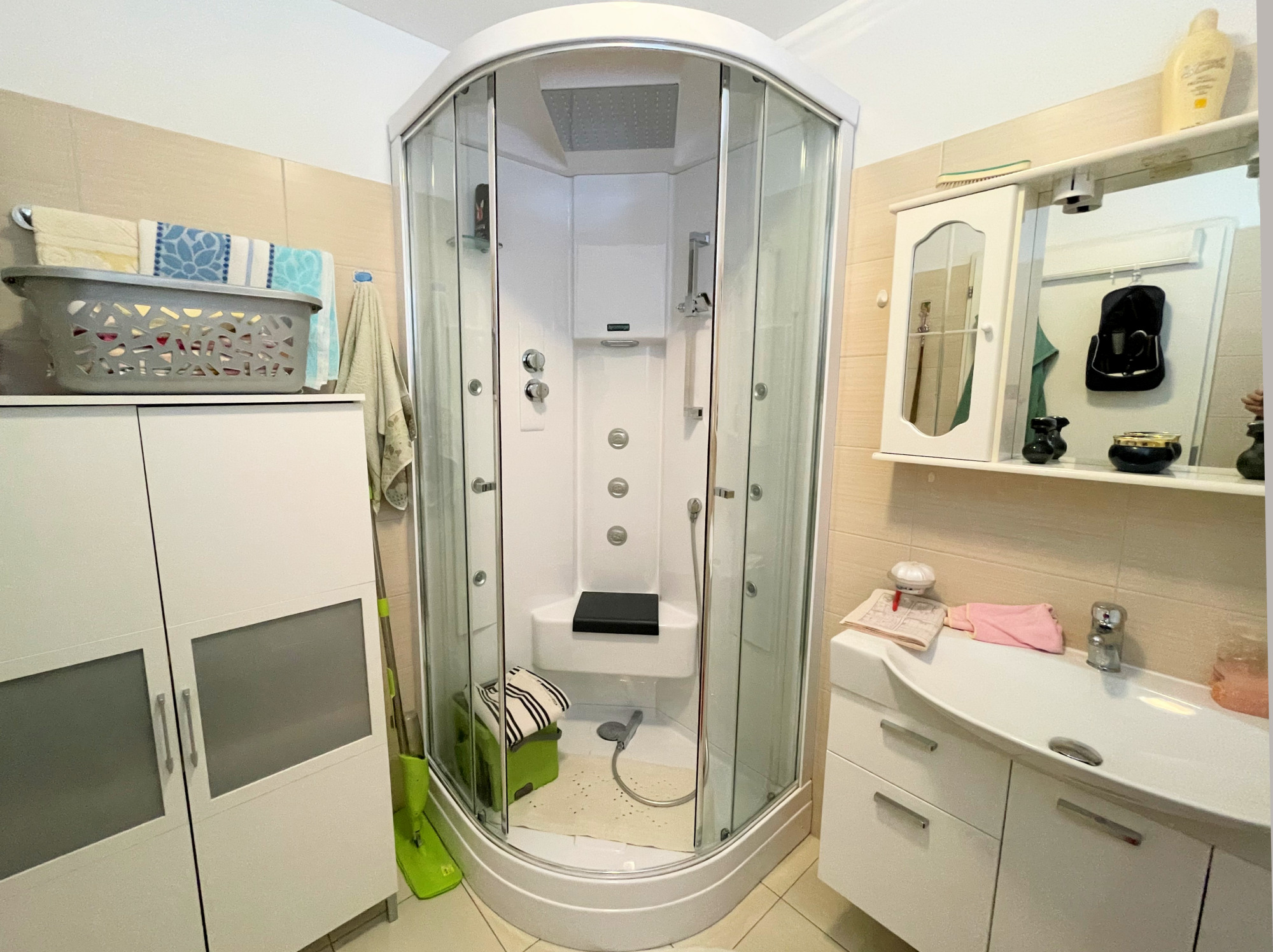 Badezimmer mit Duschkabine