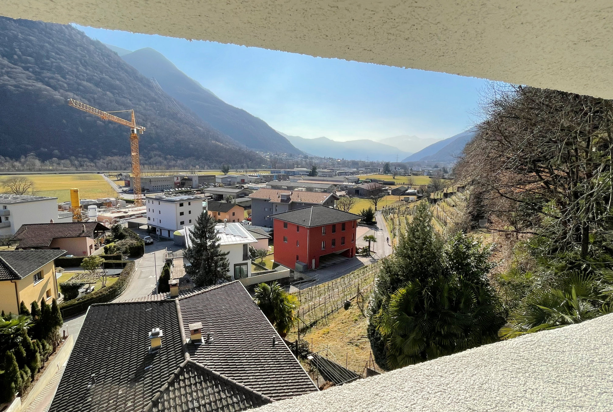Berg- und Talblick über Wohngebiet