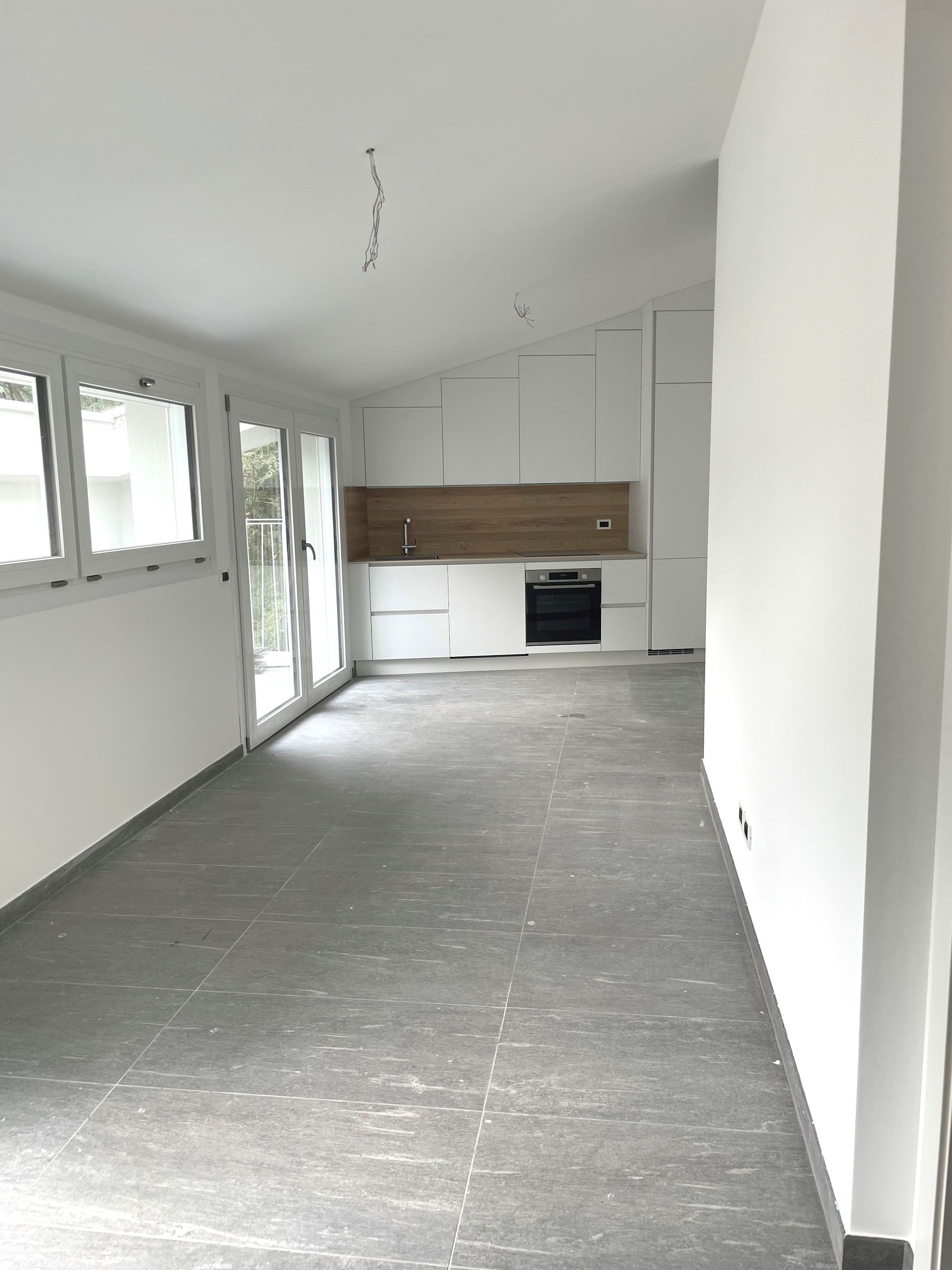 Moderne offene Küche mit Dachschräge
