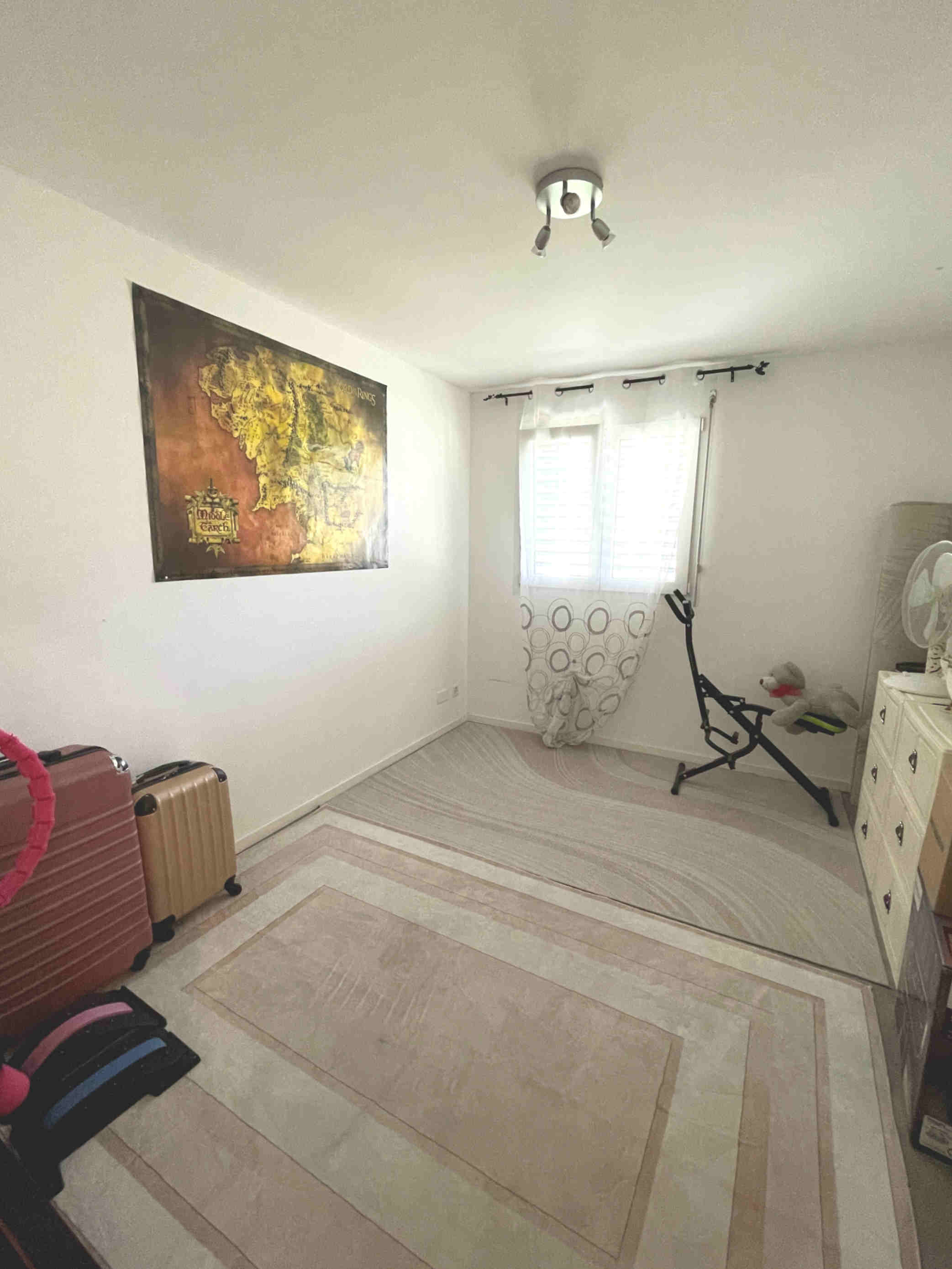 Helles Schlafzimmer mit Fenster und Sportgerät