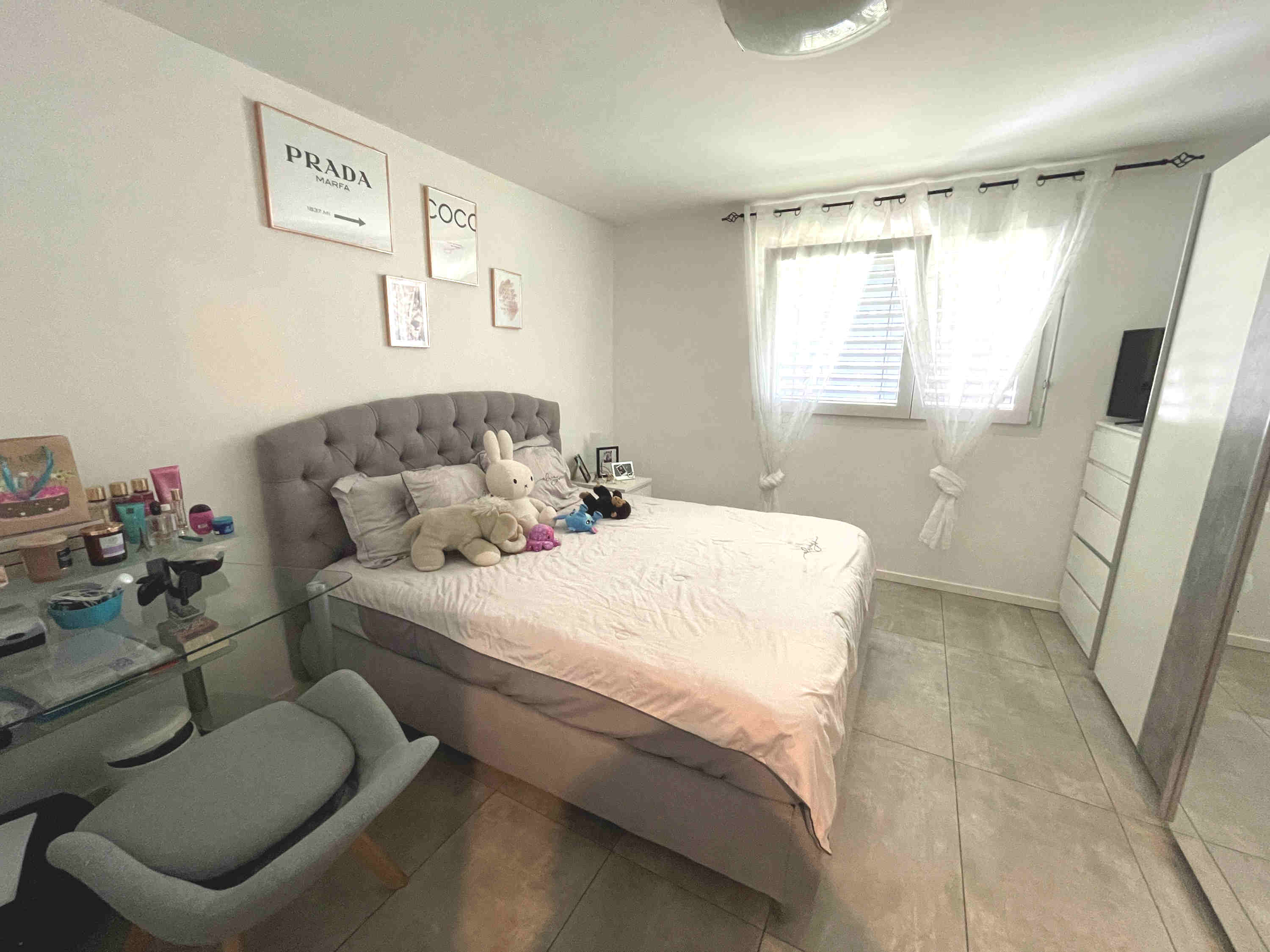 Schlafzimmer mit hellem Tageslicht