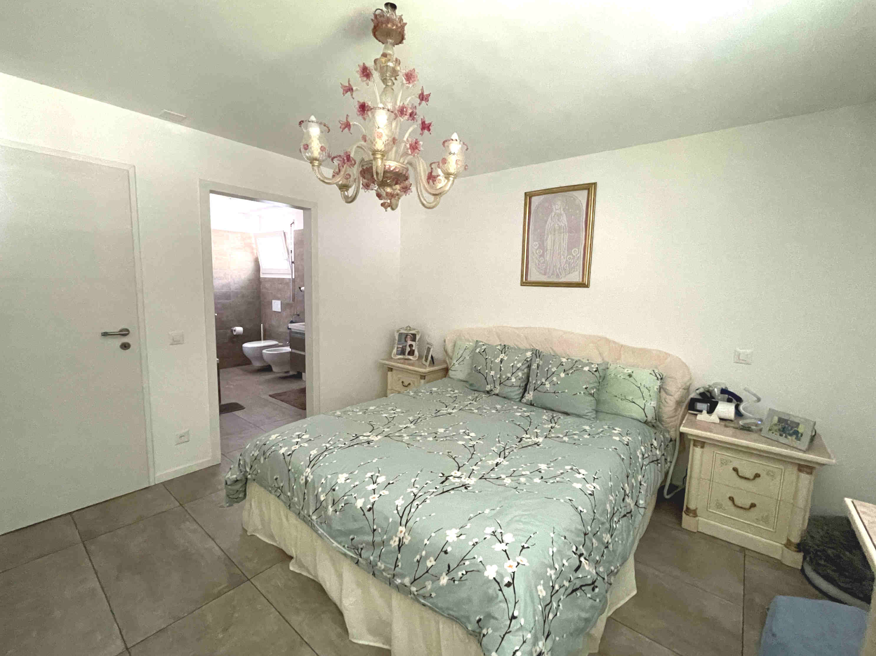 Schlafzimmer mit angrenzendem Bad