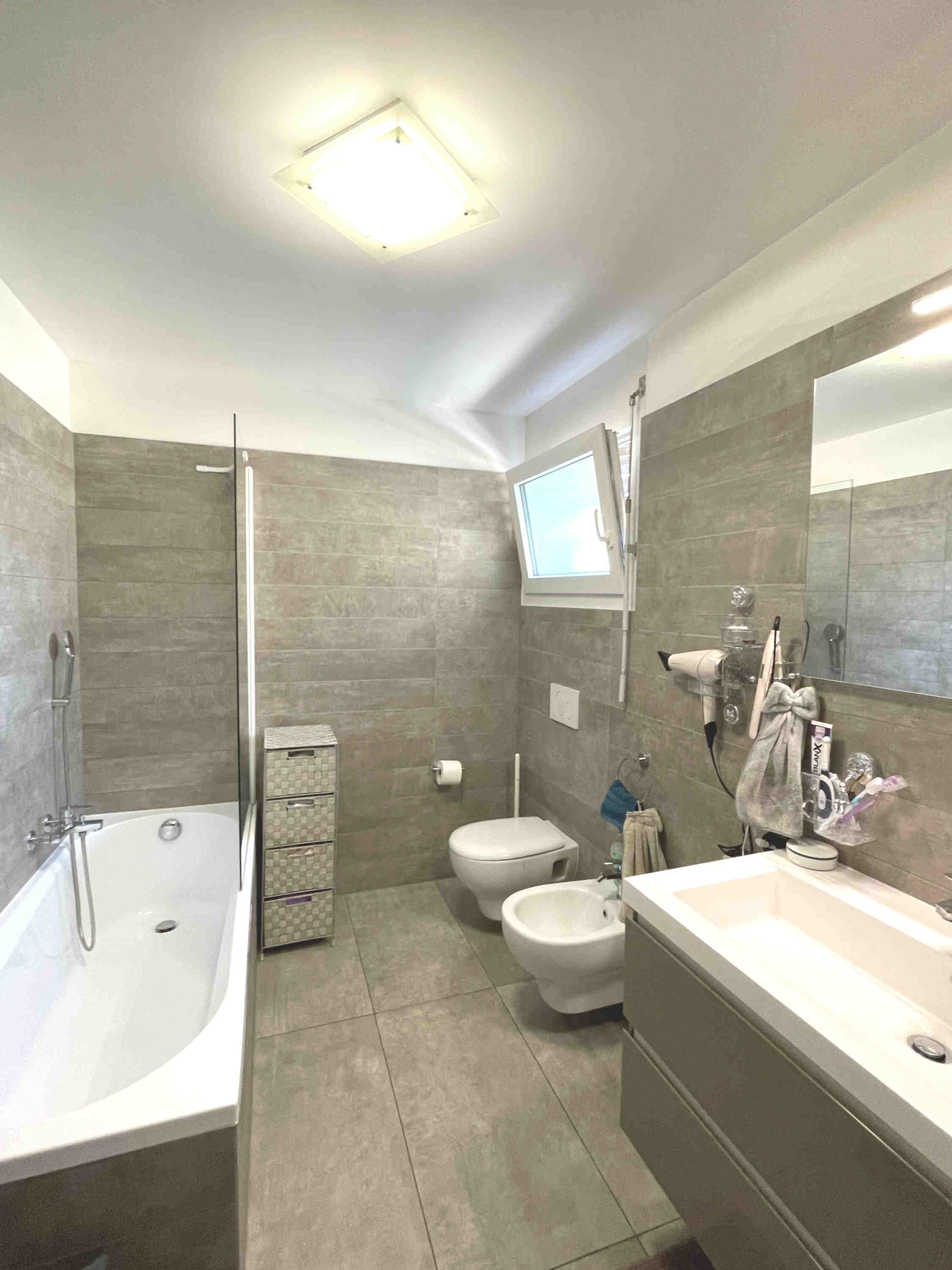 Modernes Badezimmer mit Badewanne, Dusche und Doppelwaschtisch