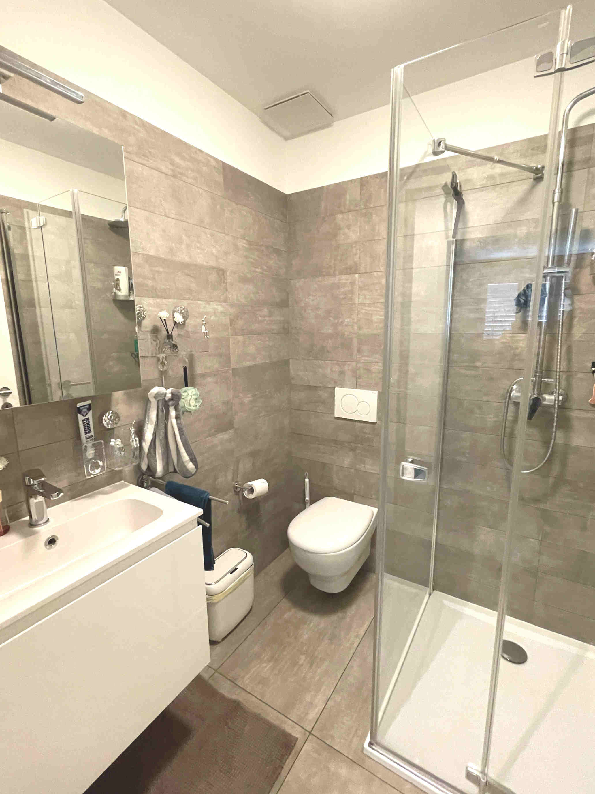 Modernes Bad mit Dusche und Wand-WC
