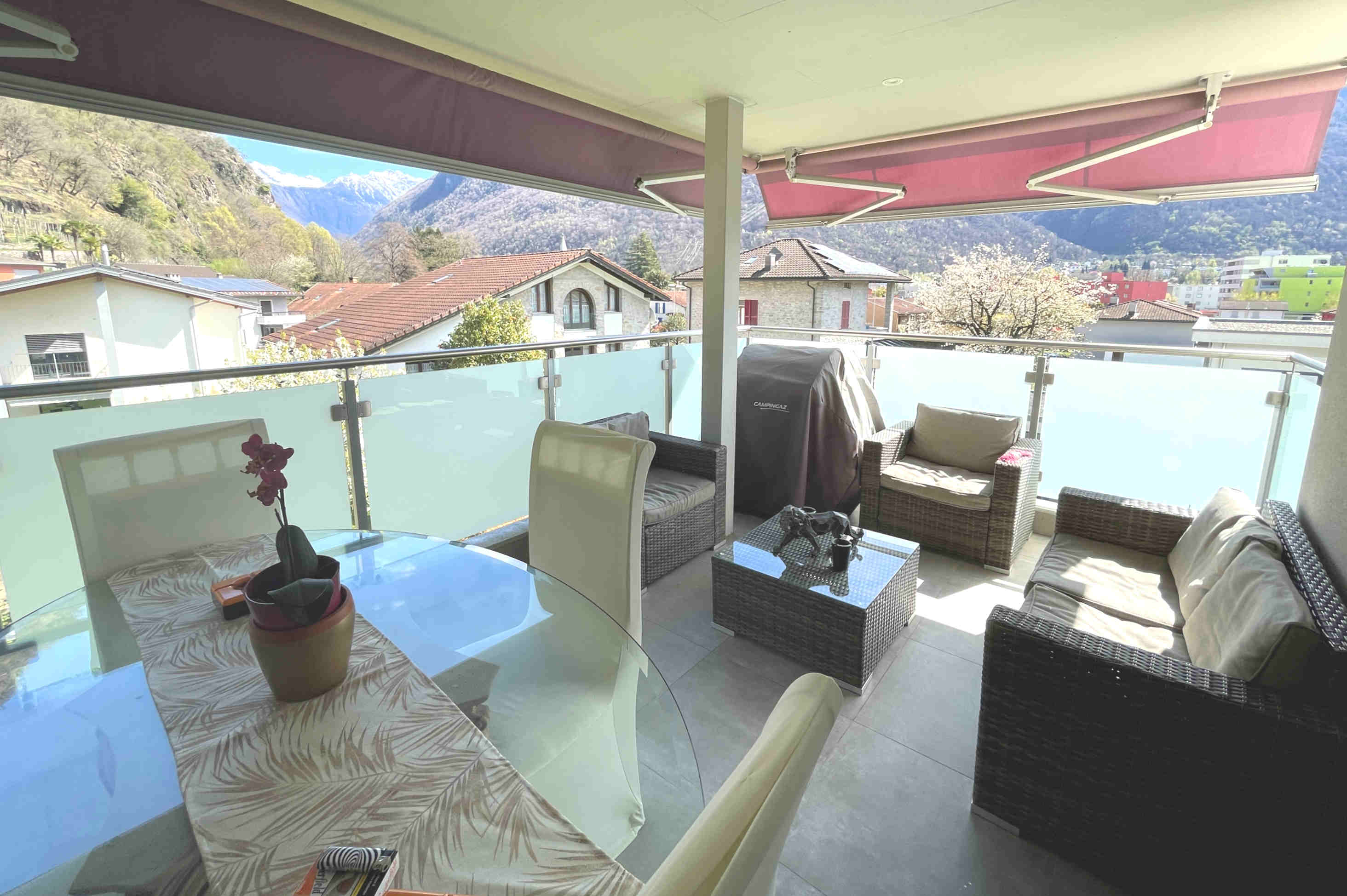 Überdachte Terrasse mit Bergblick