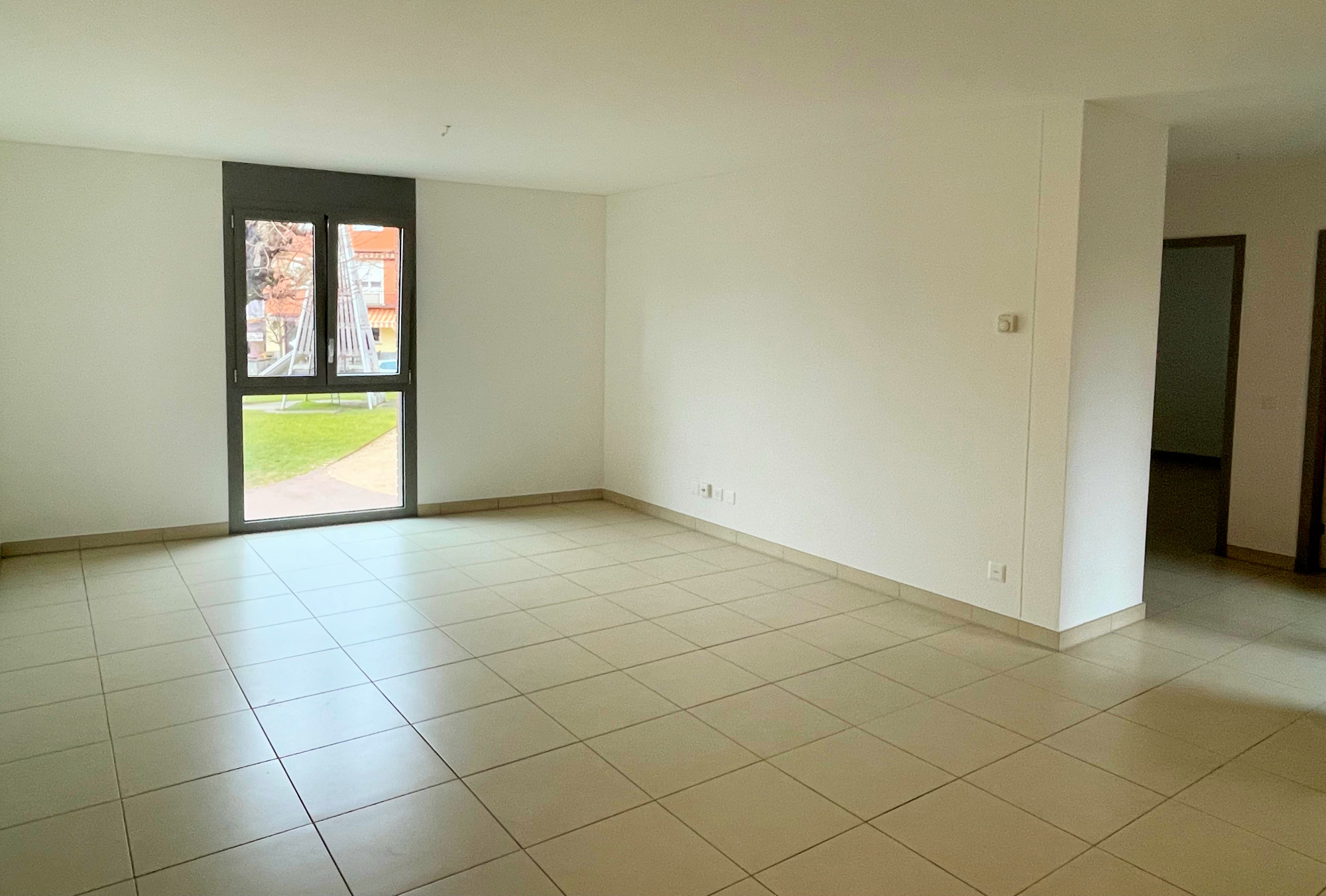 Heller leerer Wohnraum mit Fliesenboden