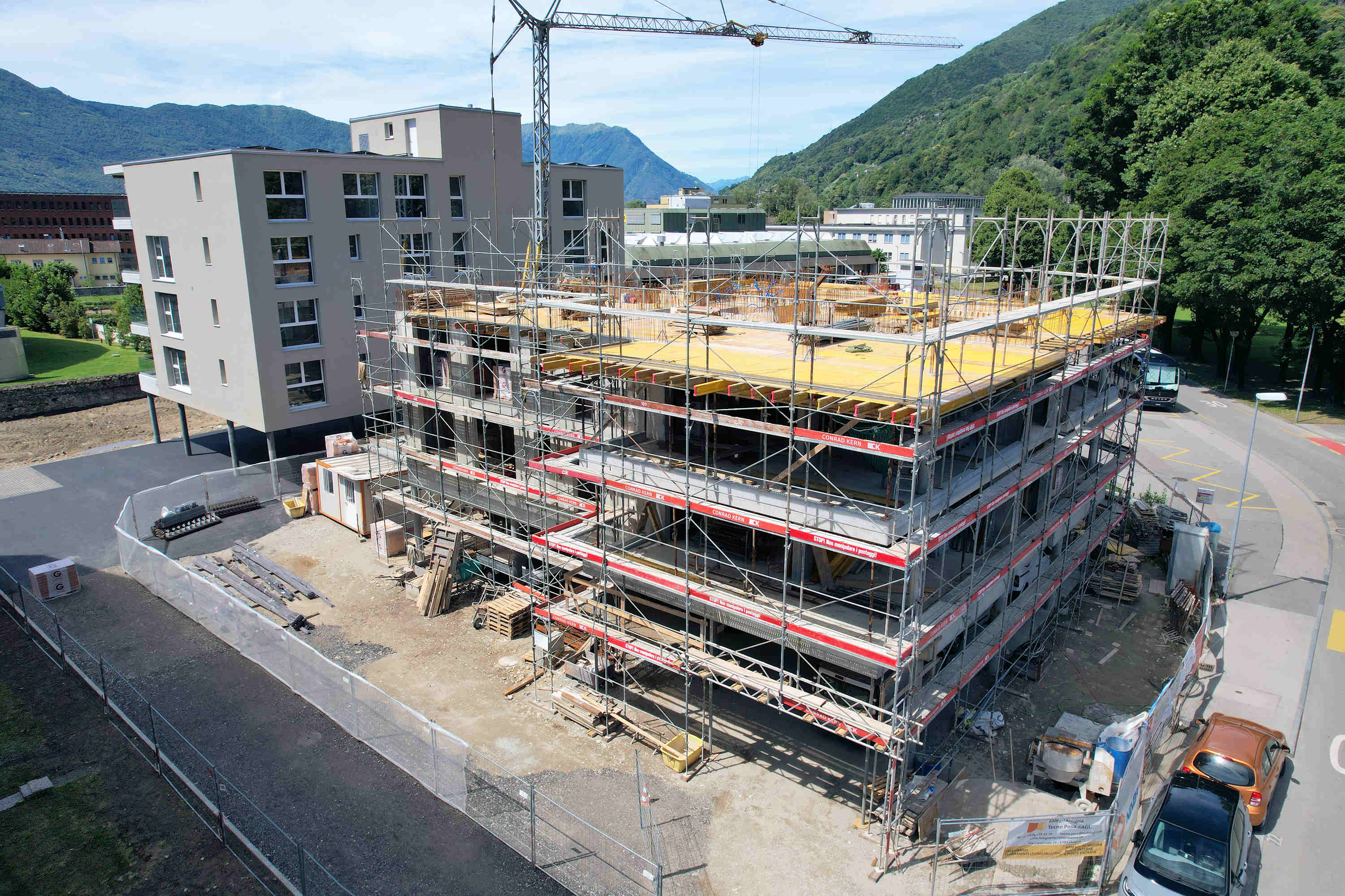 Bauphase mit Gerüst und Kran