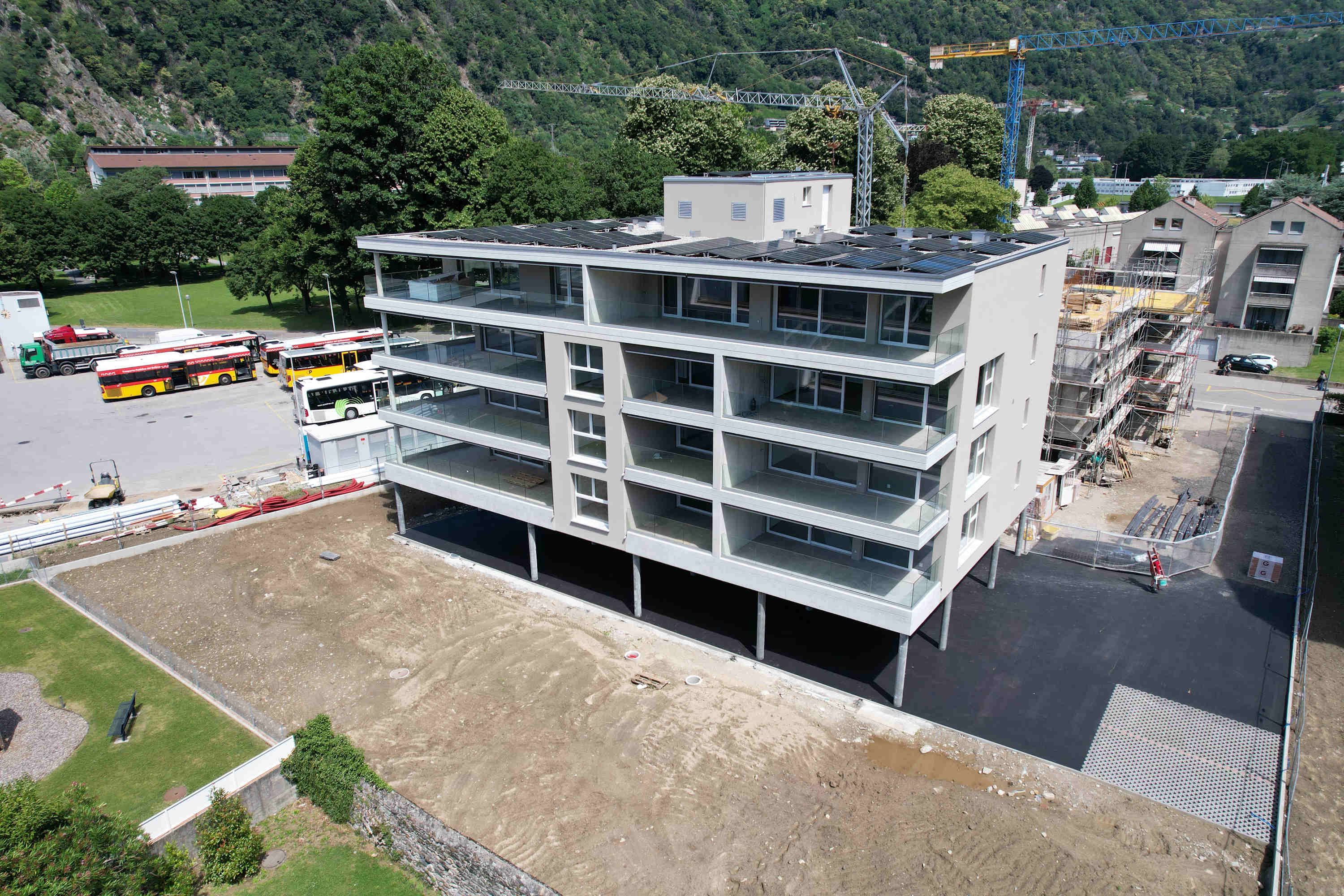 Moderne Wohnanlage im Bau mit Solardach