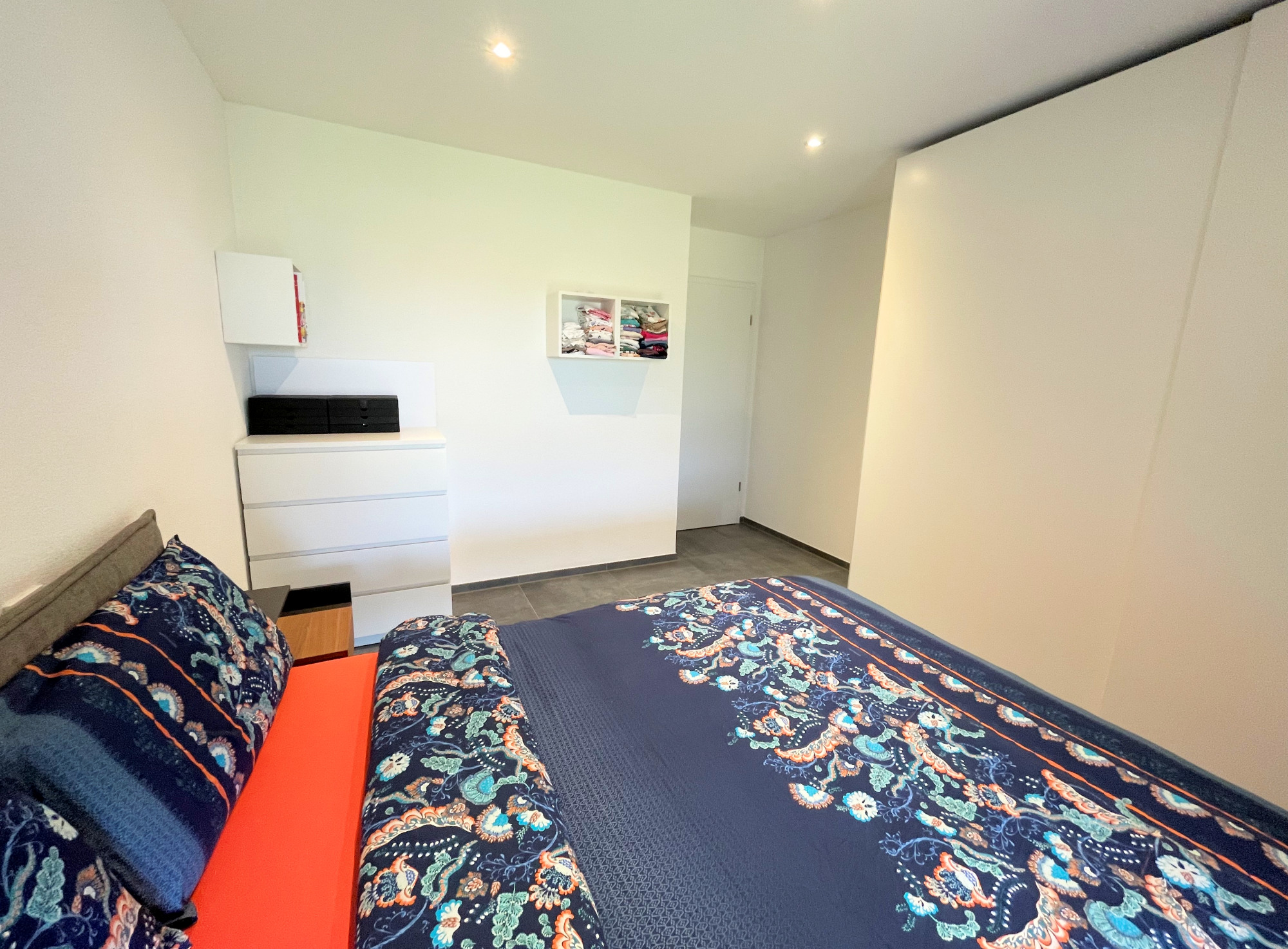 Schlafzimmer mit Bett und Stauraumlösungen