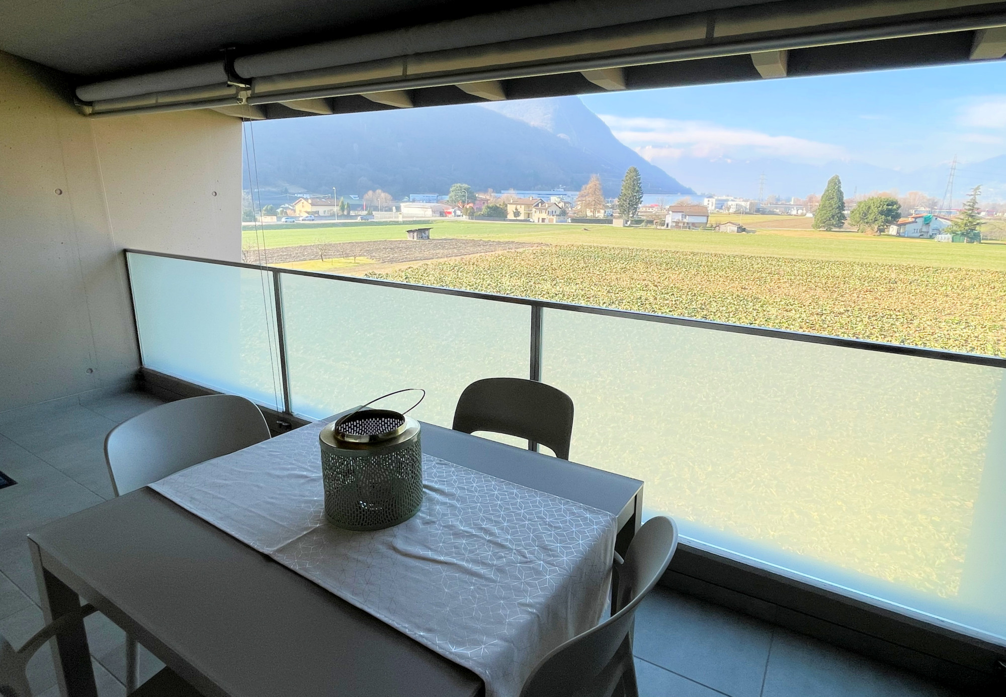 Überdachter Balkon mit Seeblick oder Bergblick