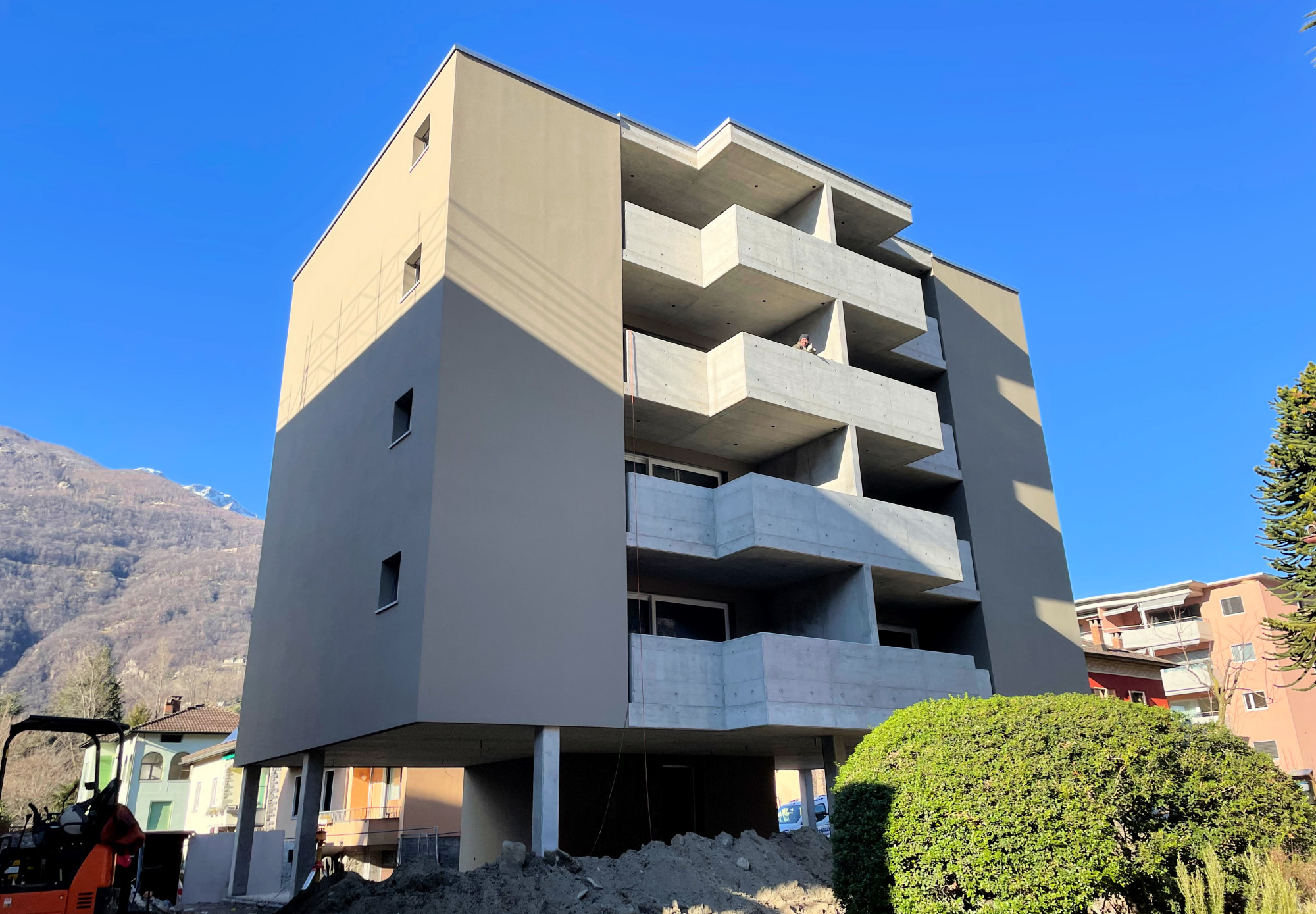 Modernes Mehrfamilienhaus im Bau