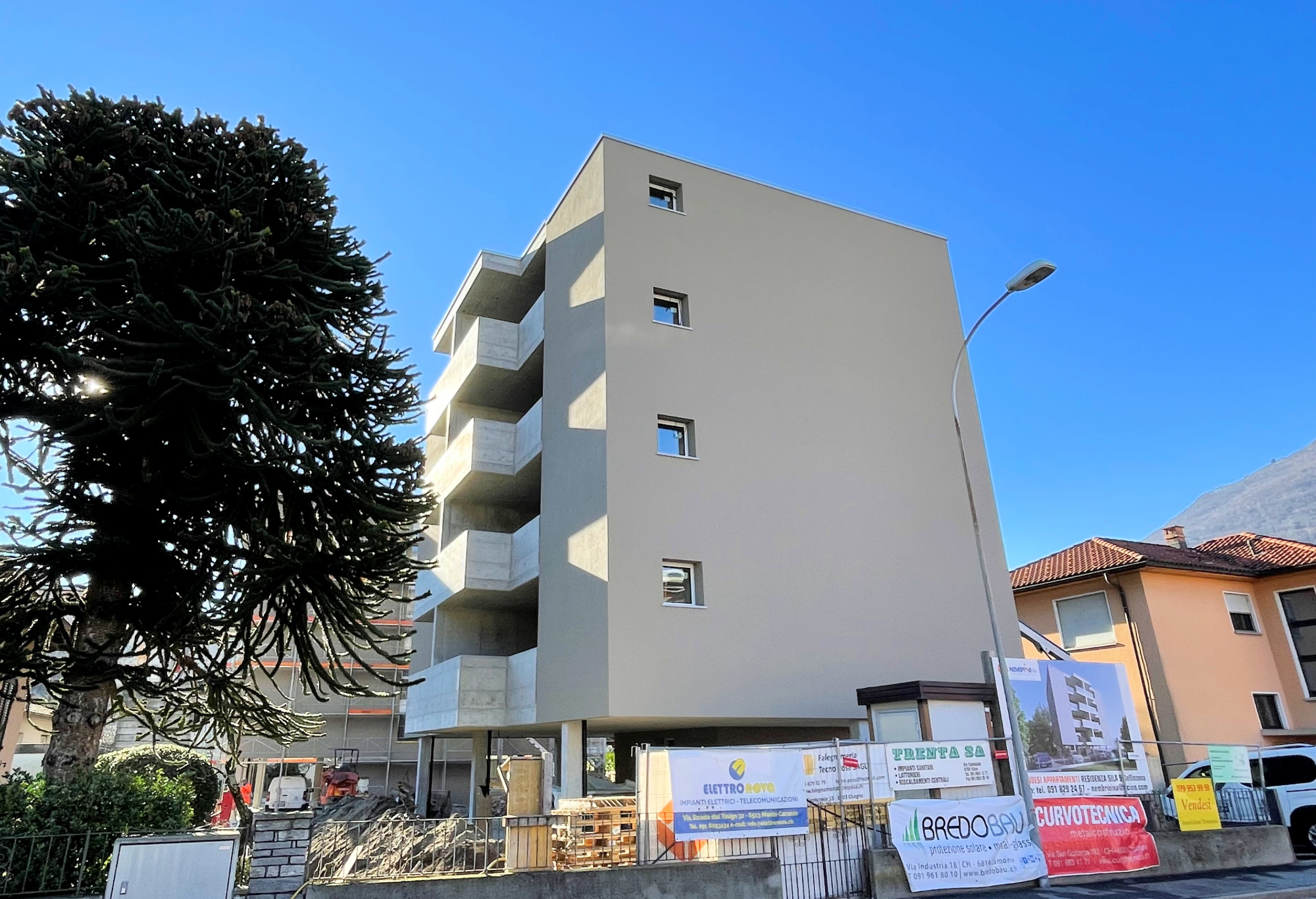 Modernes Mehrfamilienhaus im Bau