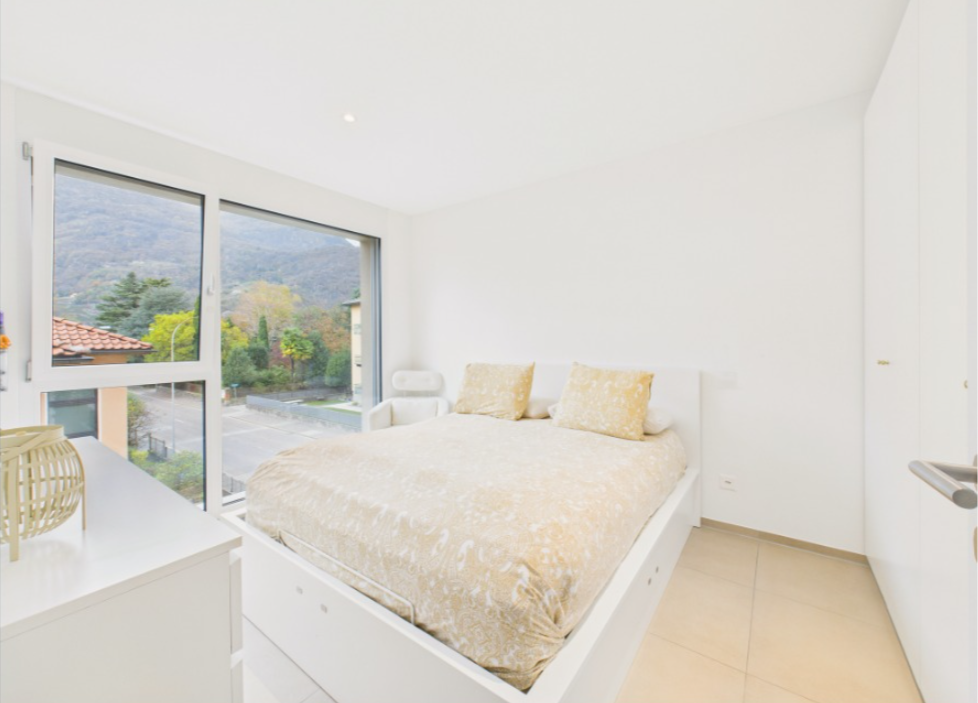 Helles Schlafzimmer mit großem Fenster