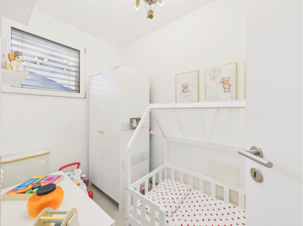 Kinderzimmer in heller Einrichtung