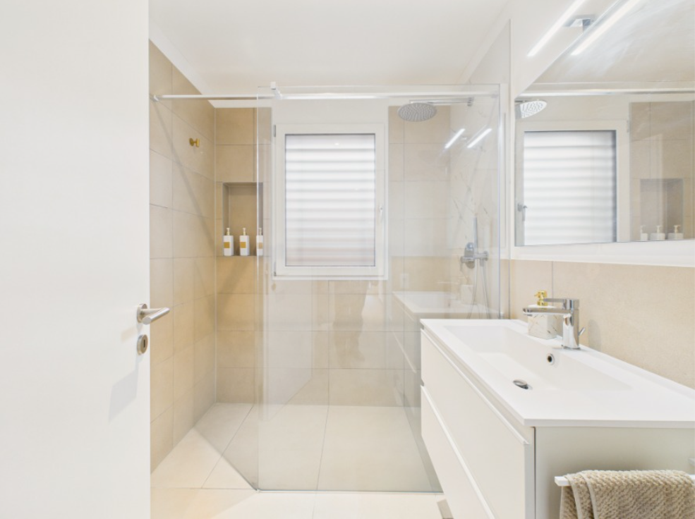 Modernes Badezimmer mit Glasdusche und Doppelwaschtisch