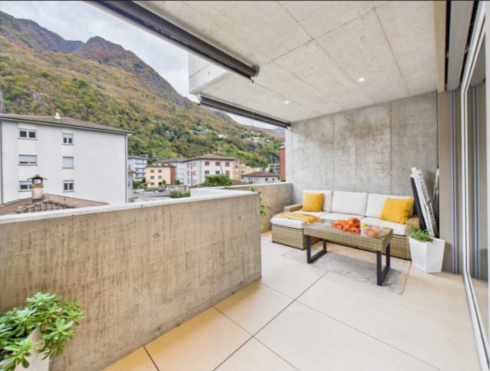 Überdachter Balkon mit Bergblick