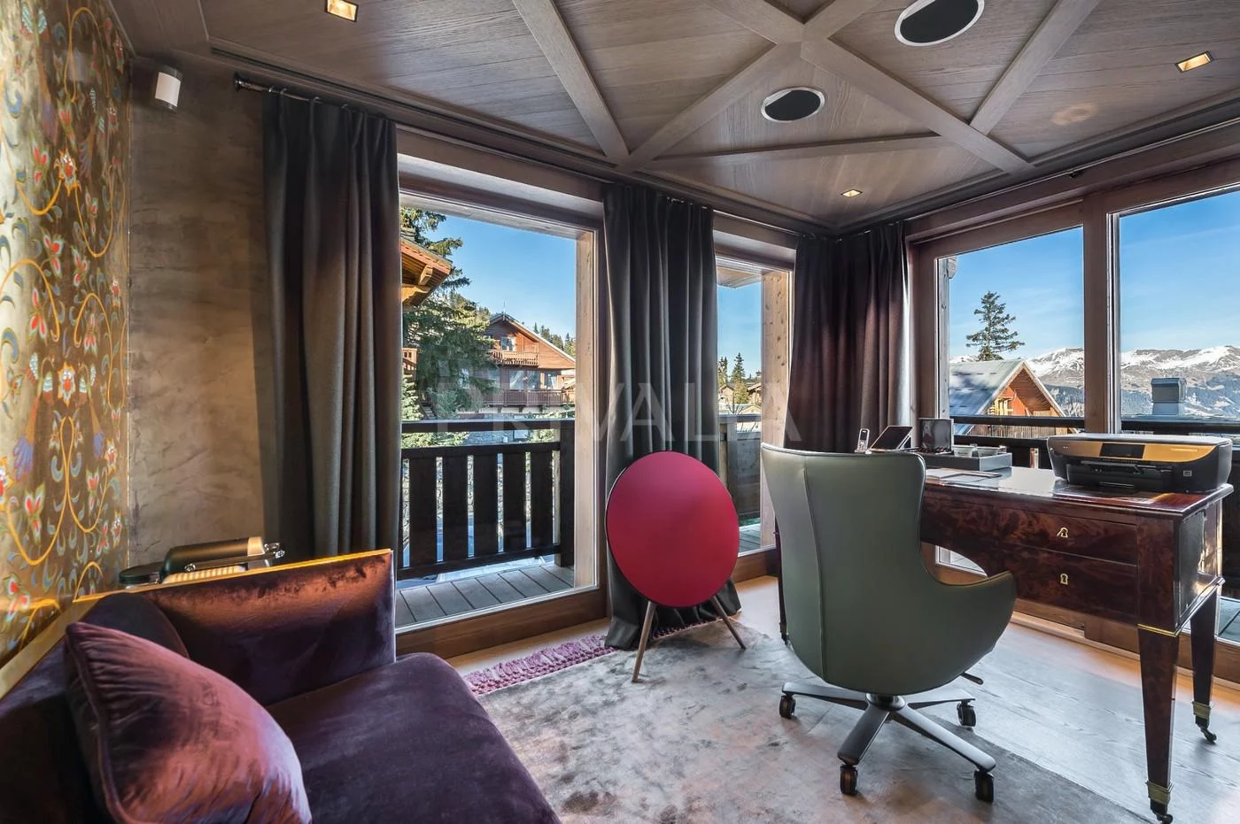 Luxuriöses Chalet-Arbeitszimmer mit Bergblick