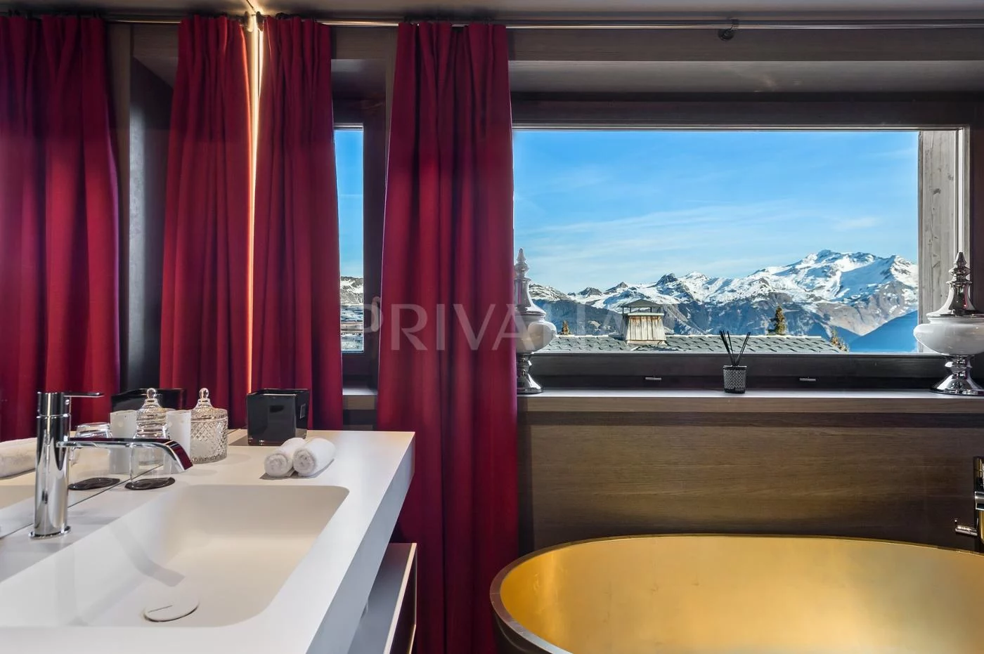 Luxuriöses Badezimmer mit Alpenblick