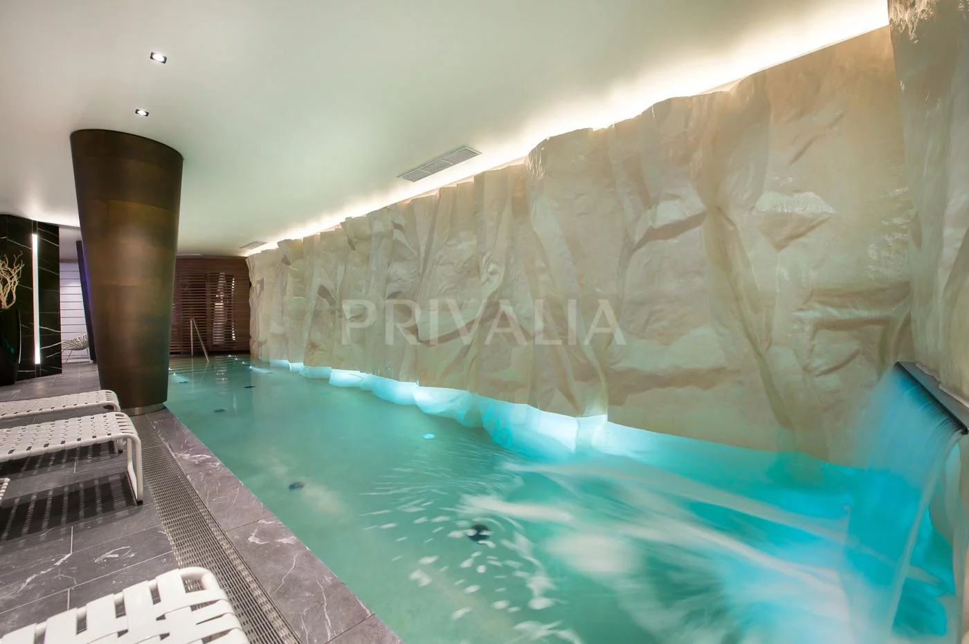 Innenpool mit Wellness-Charakter