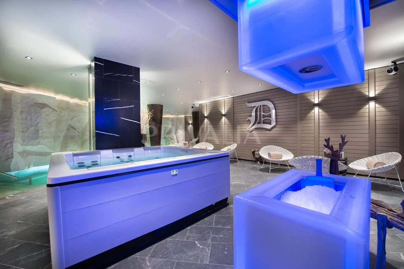 Luxuriöser Spa- und Wellnessraum mit Whirlpool