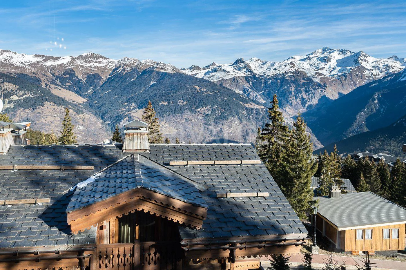 Alpenchalet mit Bergpanorama