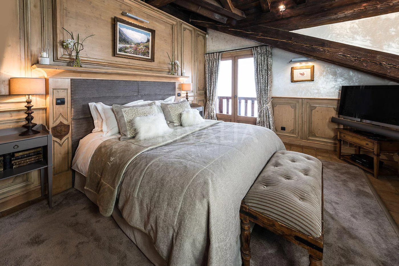Rustikales Schlafzimmer mit Holzbalken