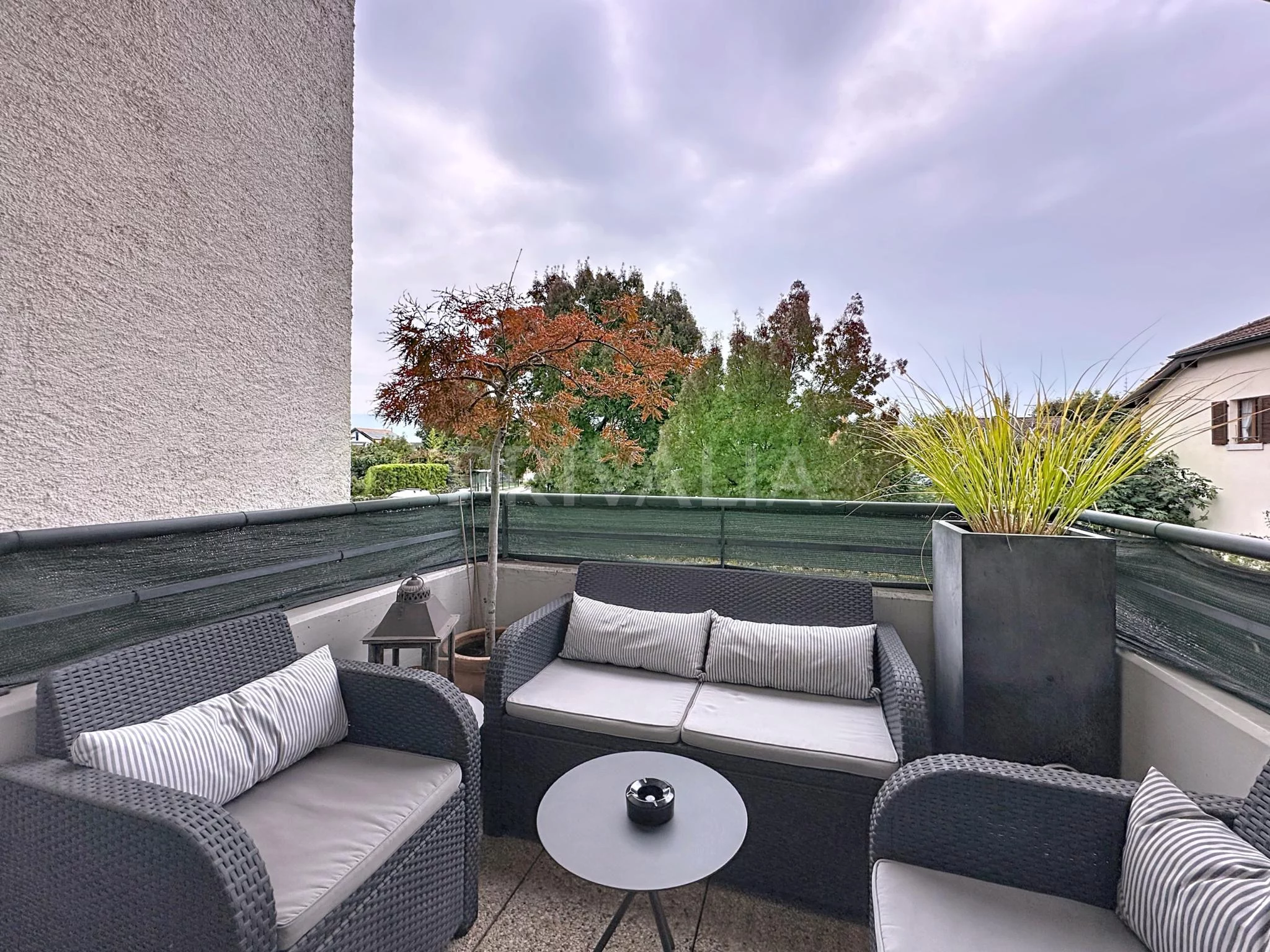Balkon mit Lounge-Möbeln