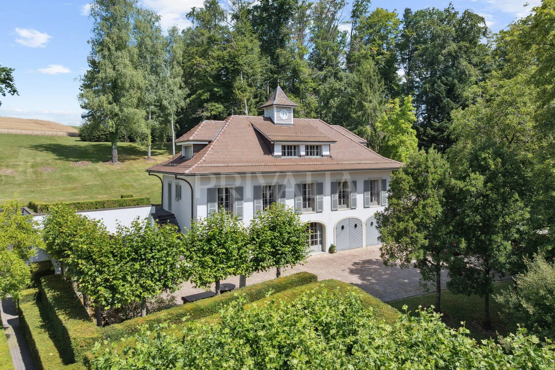 Landhausvilla mit Walmdach und gepflegtem Garten
